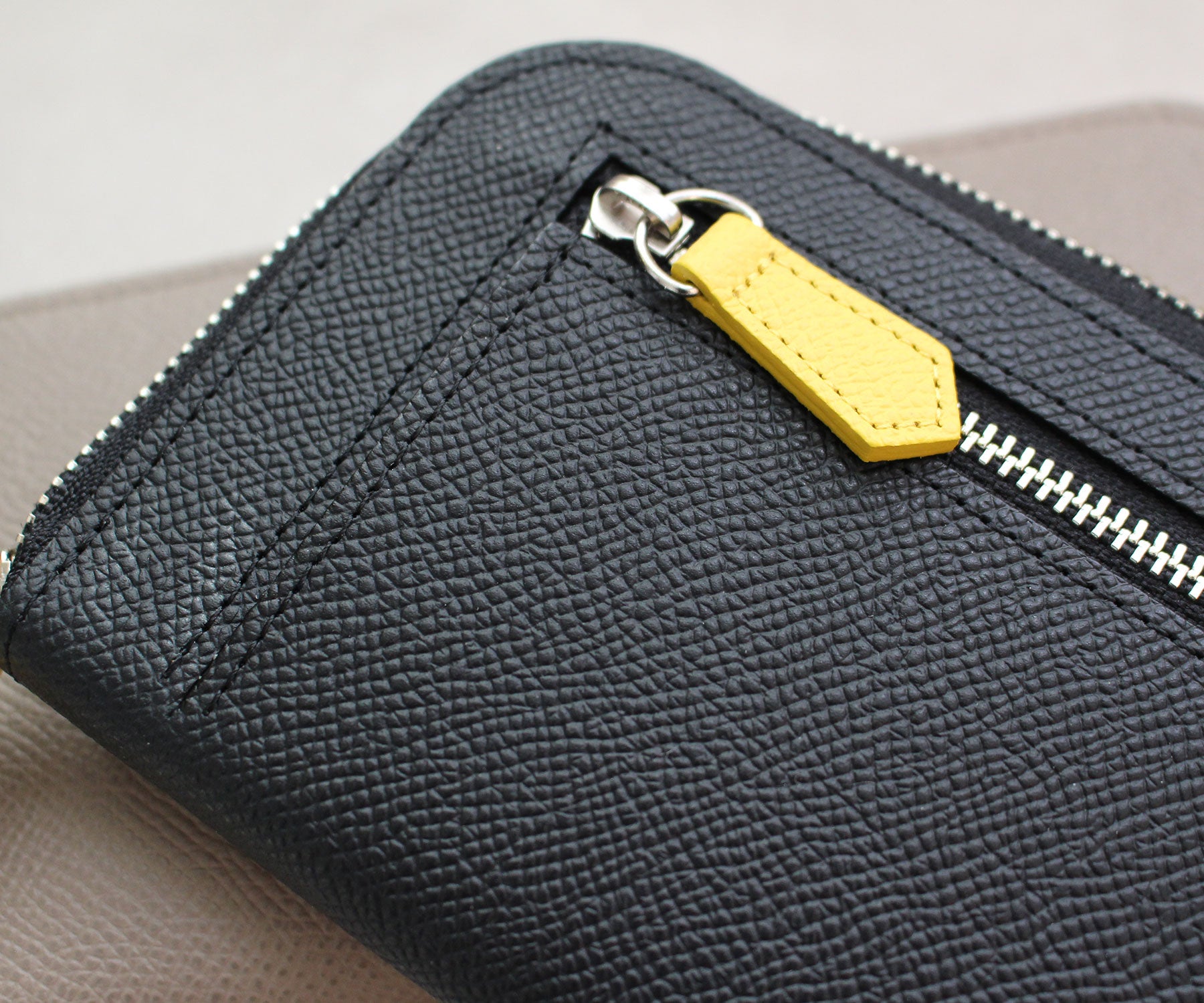 他とは一線を画す、クールに映えるバイカラー。