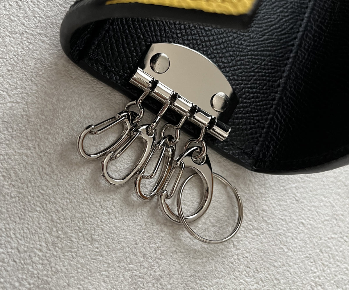 4つあるホルダーは、すべてキーケースの外に出して使うこともできます。