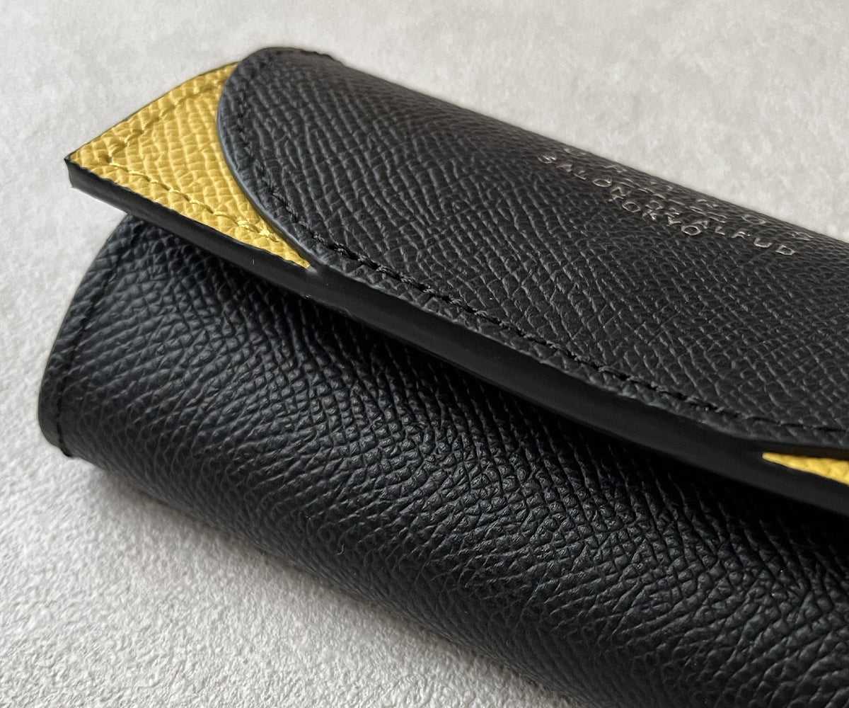 丁寧に仕上げられたコバ塗りが、職人技の確かさを物語ります