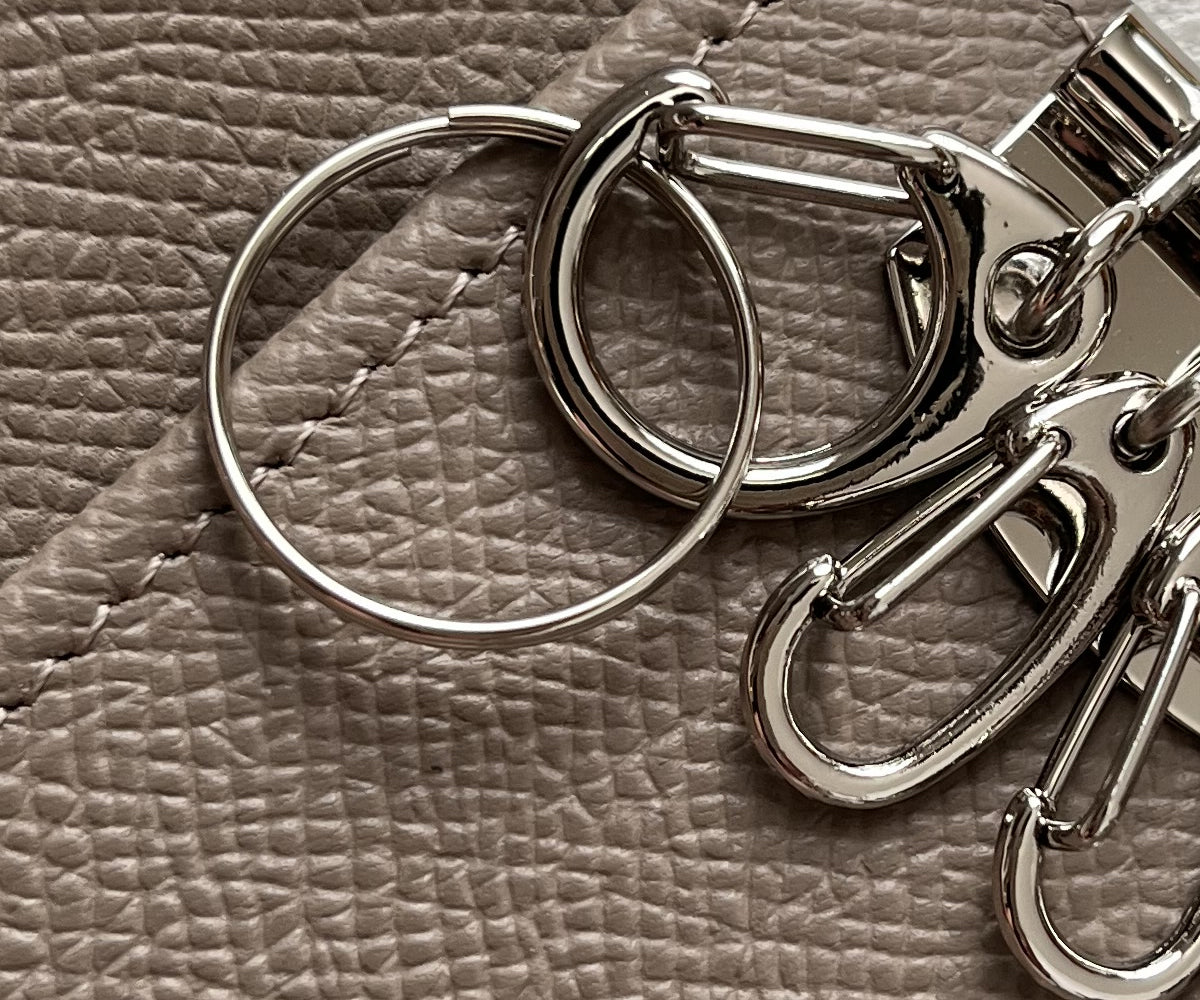 2重リング使用時は、ホルダーから一度リングを外し、鍵を取り付けてから再度ホルダーへ装着してください