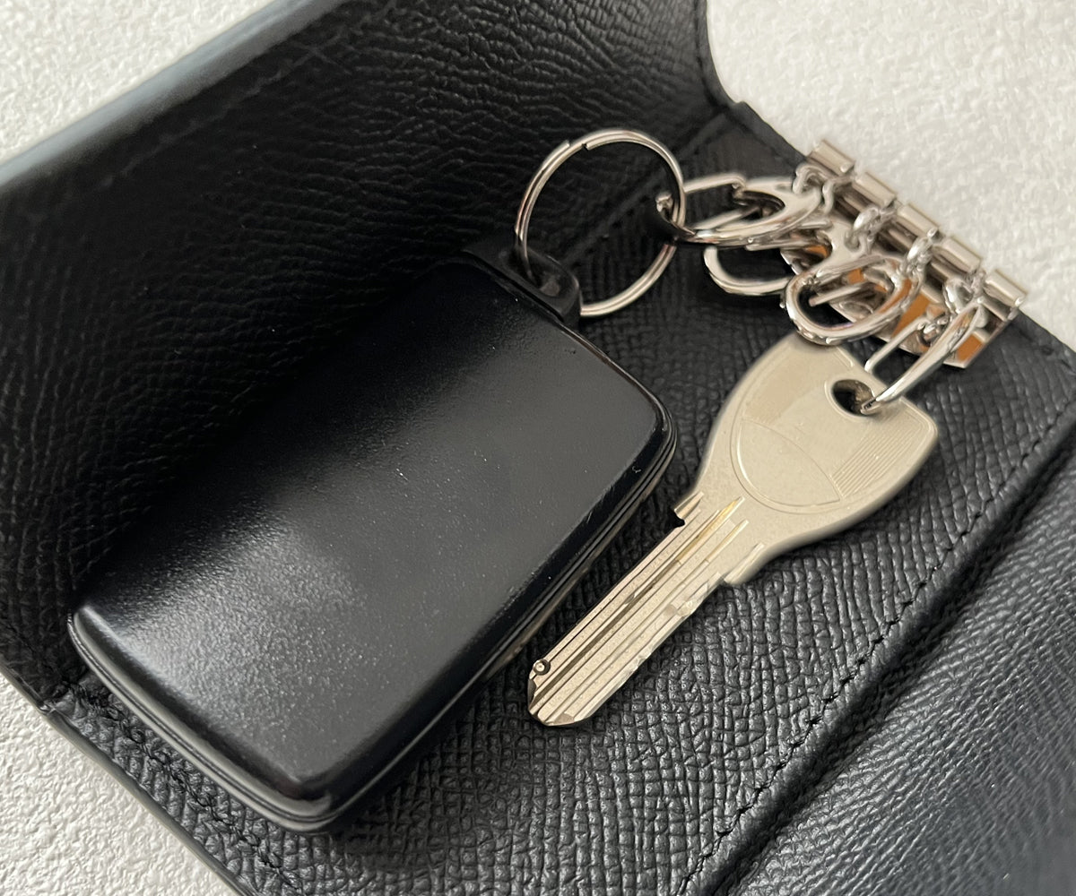 スマートキー等、厚みがあって直接ホルダーに付けられないものには、2重リングをご活用ください。