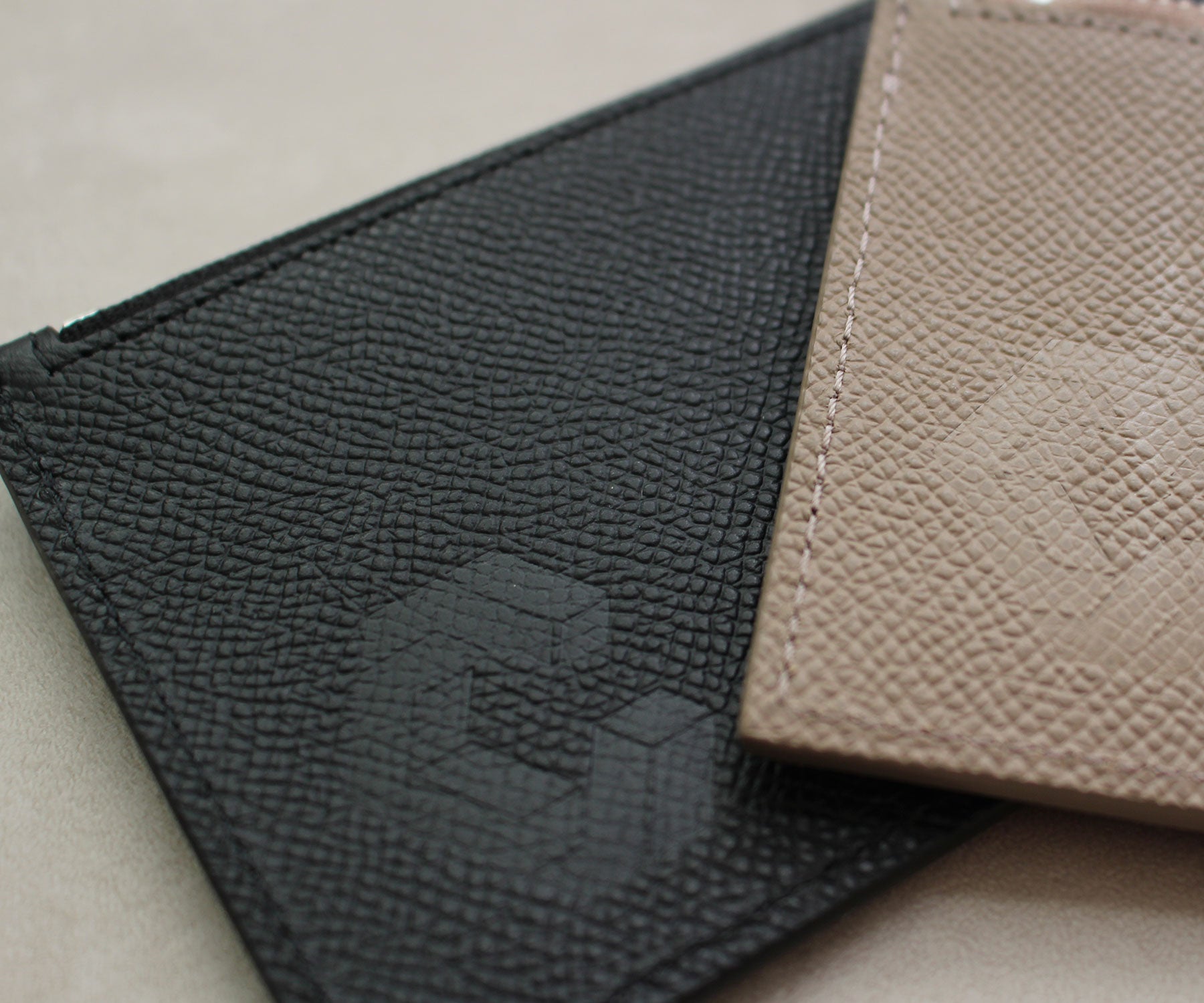 さりげなく、そして誇らしく刻まれたCRONOSのロゴ。