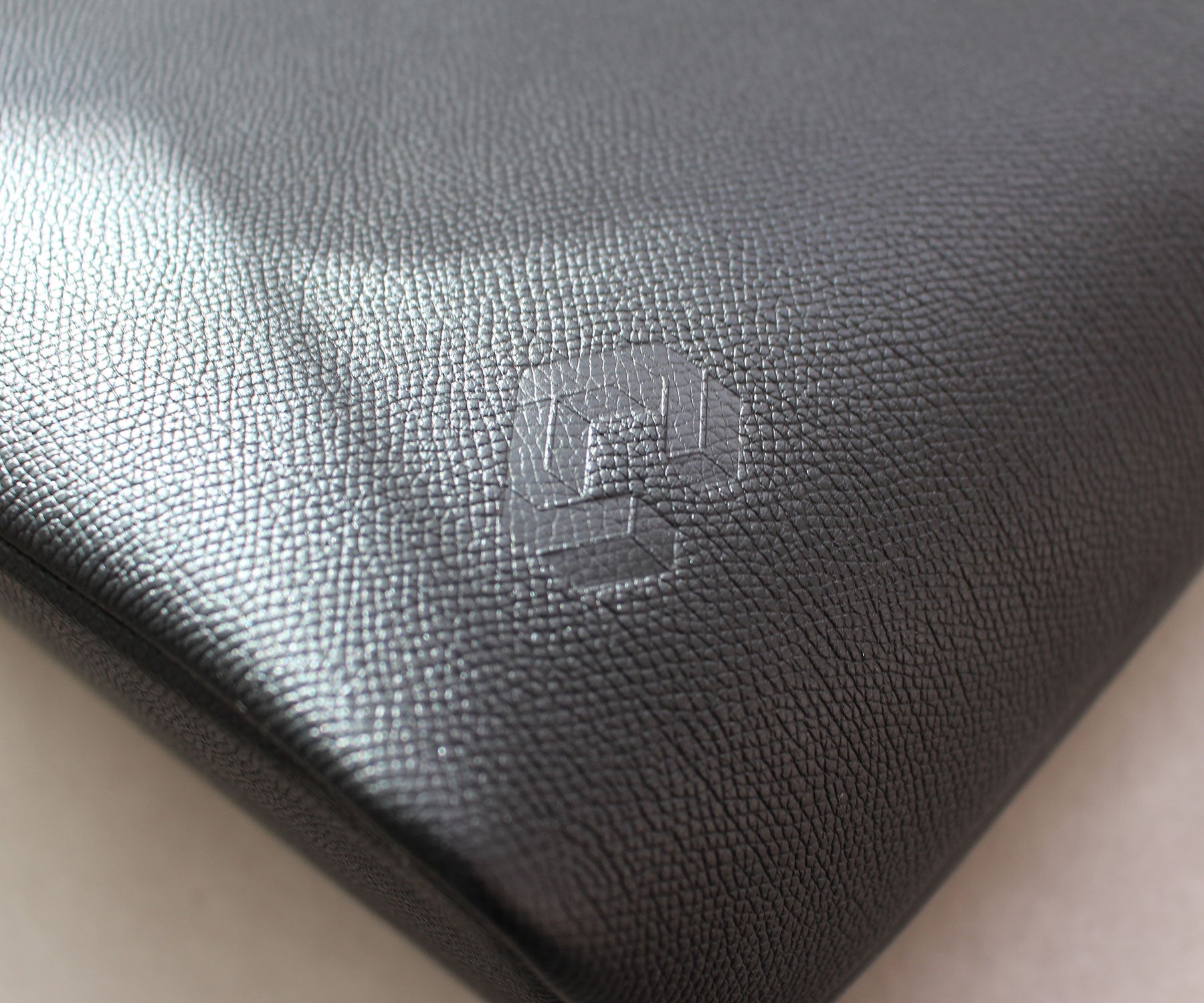 さりげなく、そして誇らしく刻まれたCRONOSのロゴ。