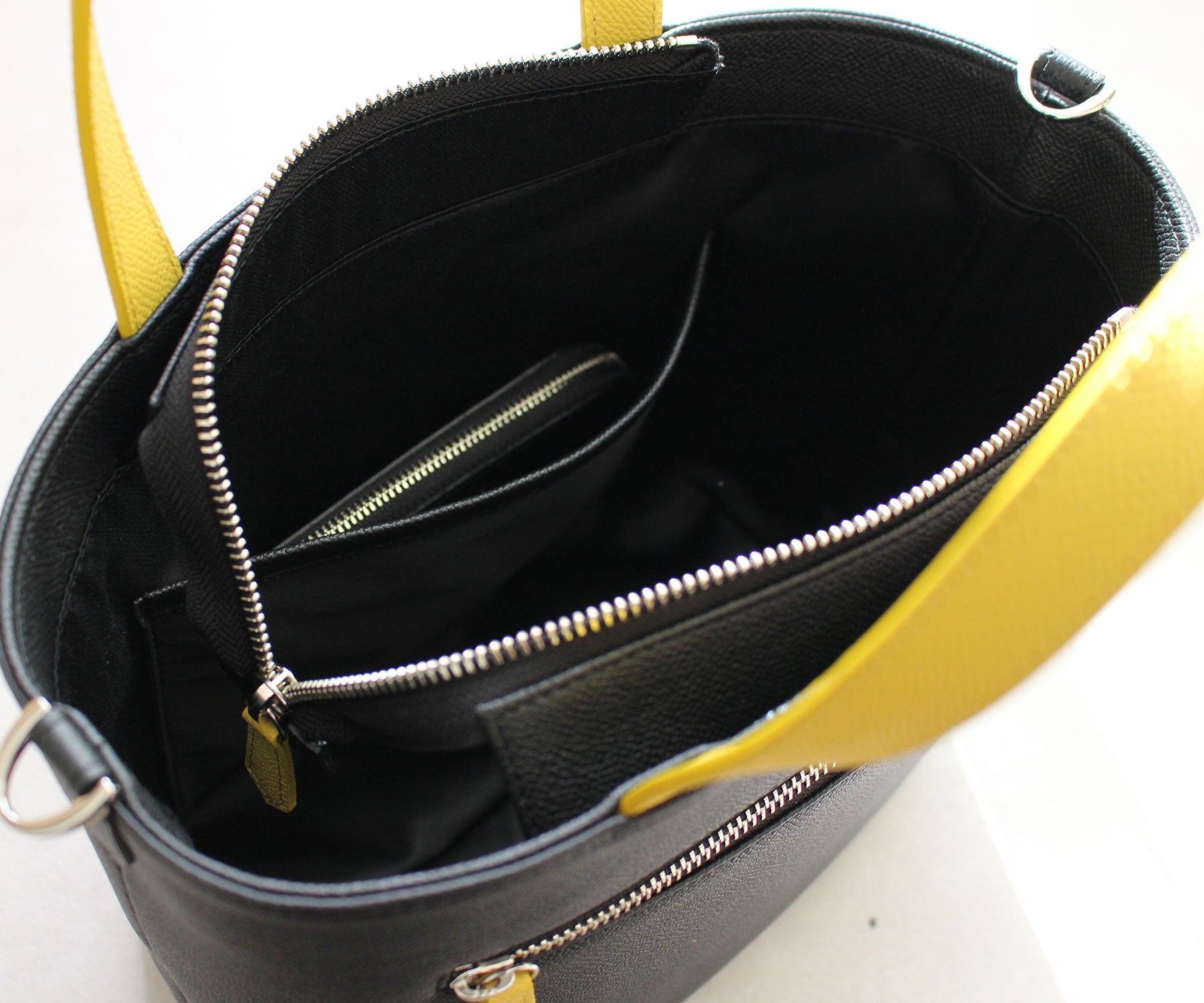 バッグの内側に、さっと取り出せるオープンポケットを備えています。