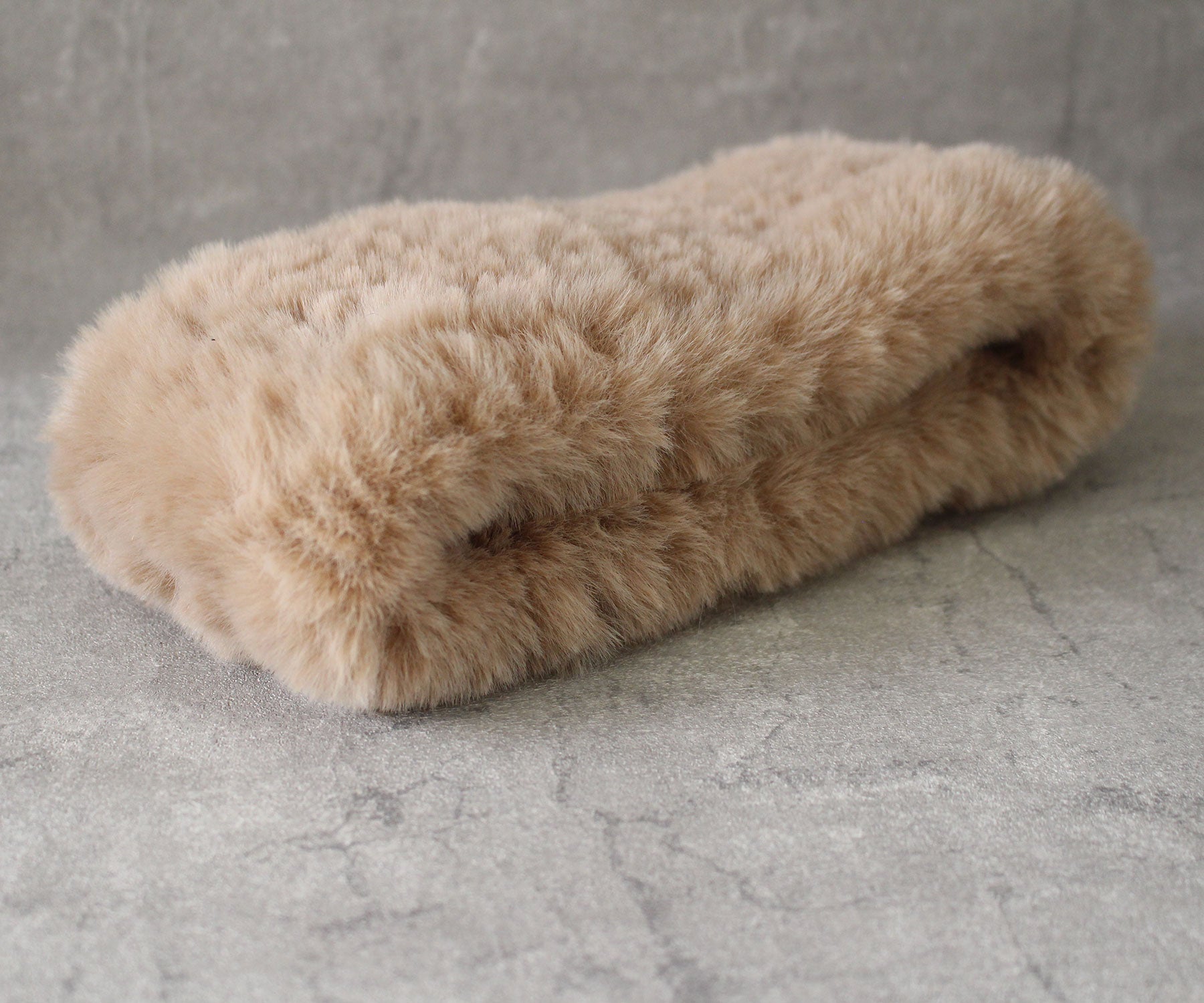 輪になったデザインなので、サッとかぶるだけ。ふんわり・ボリューミーな毛並みが、冬コーデを一気に華やかにしてくれます。