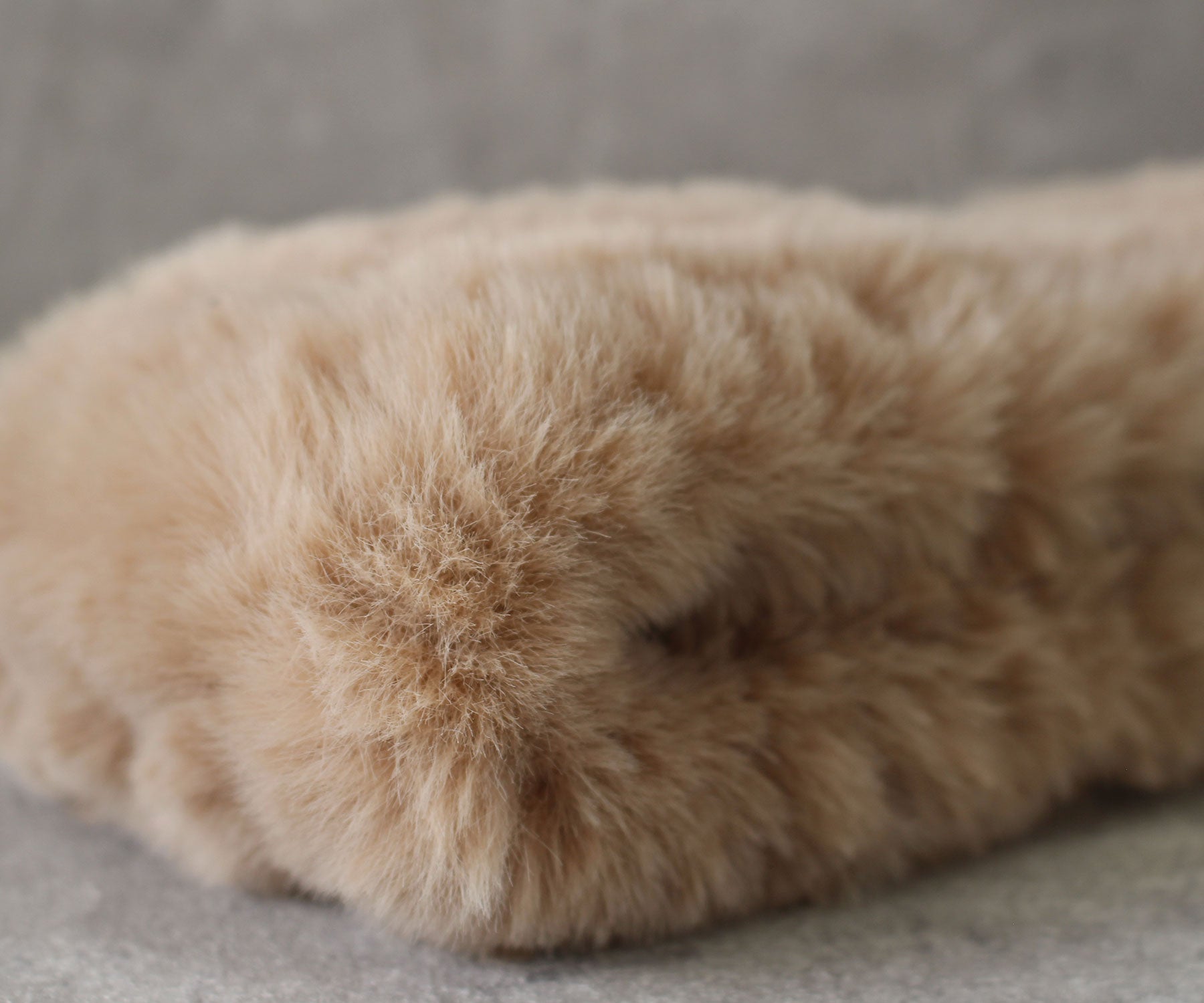 防寒性も高く、首もとの冷えをしっかりカバー。かぶるだけで“冬のおしゃれ”も完成。