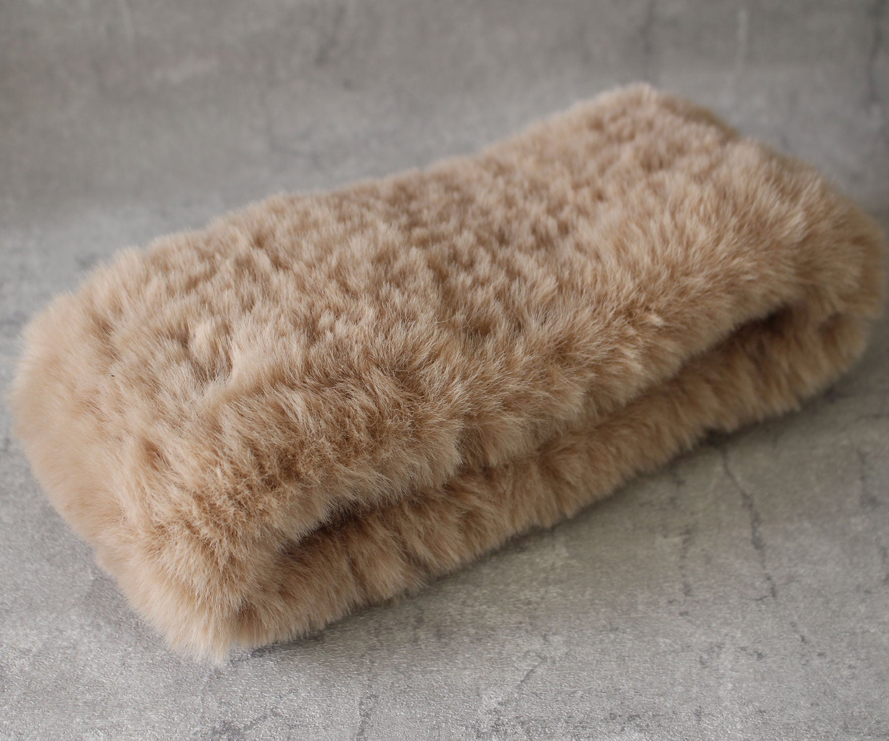 首もとを包むのは、まるで本物のレッキスファーのような、吸い付くように柔らかい触り心地。