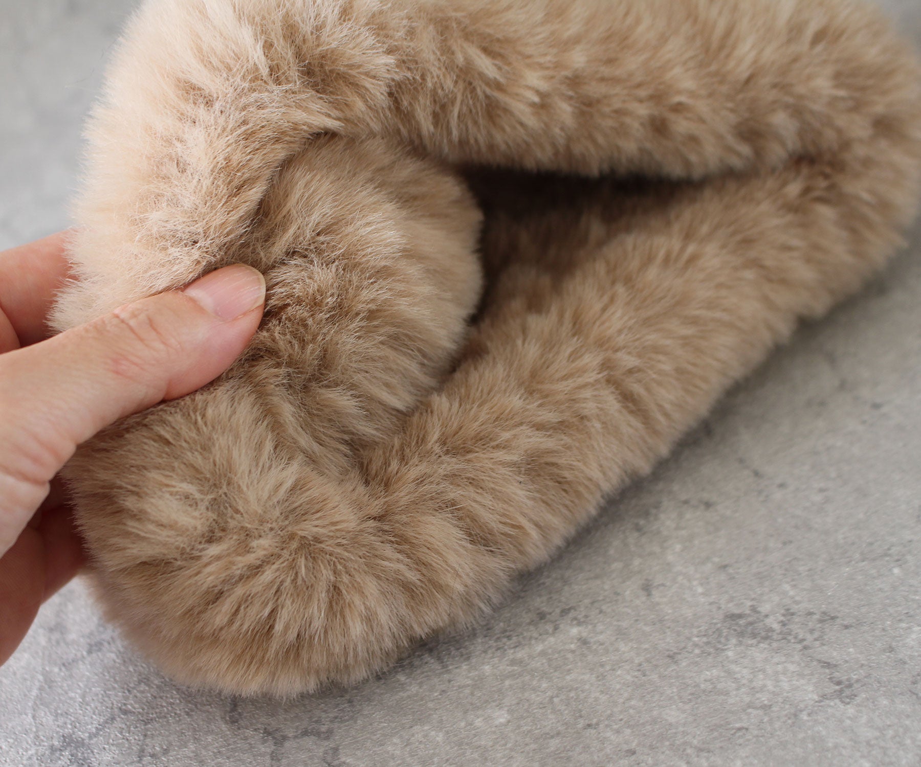 伸縮性のあるネットにエコファーを丁寧に編み込み、ふわっと立ち上がる毛並みと心地よいフィット感を実現。