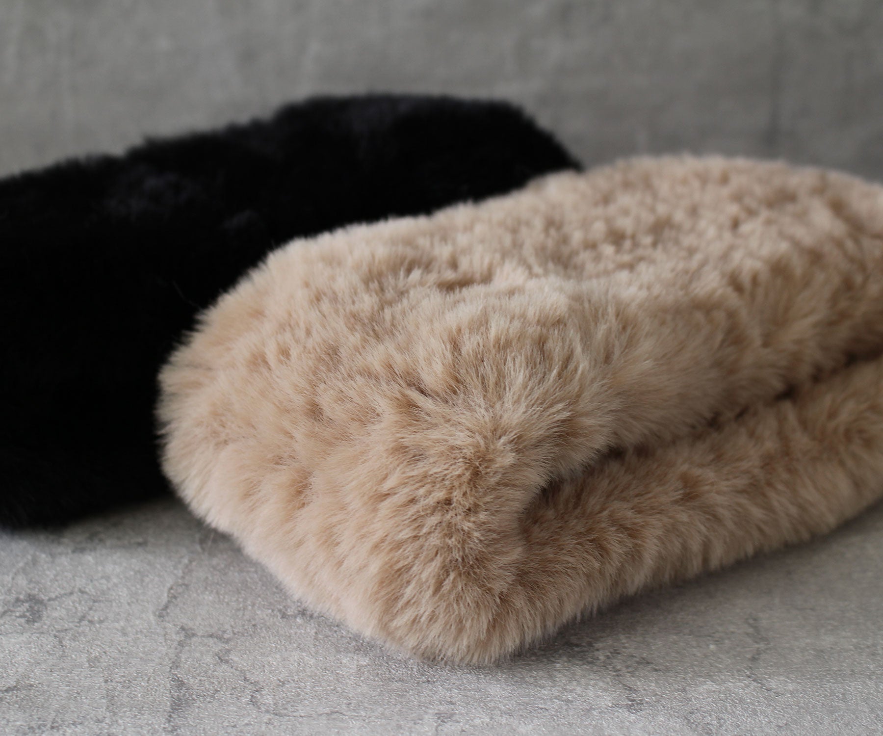 驚くほどリアルな質感を、気軽に楽しめるエコファーのネックウォーマーです。