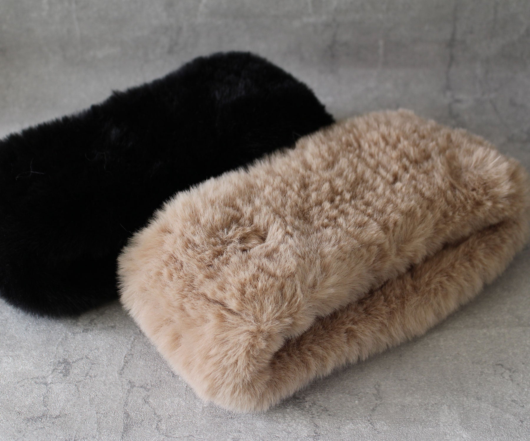 思わず色違いで欲しくなる、2色展開。洗練された表情を生むブラックと、やわらかなニュアンスが魅力のモカ。