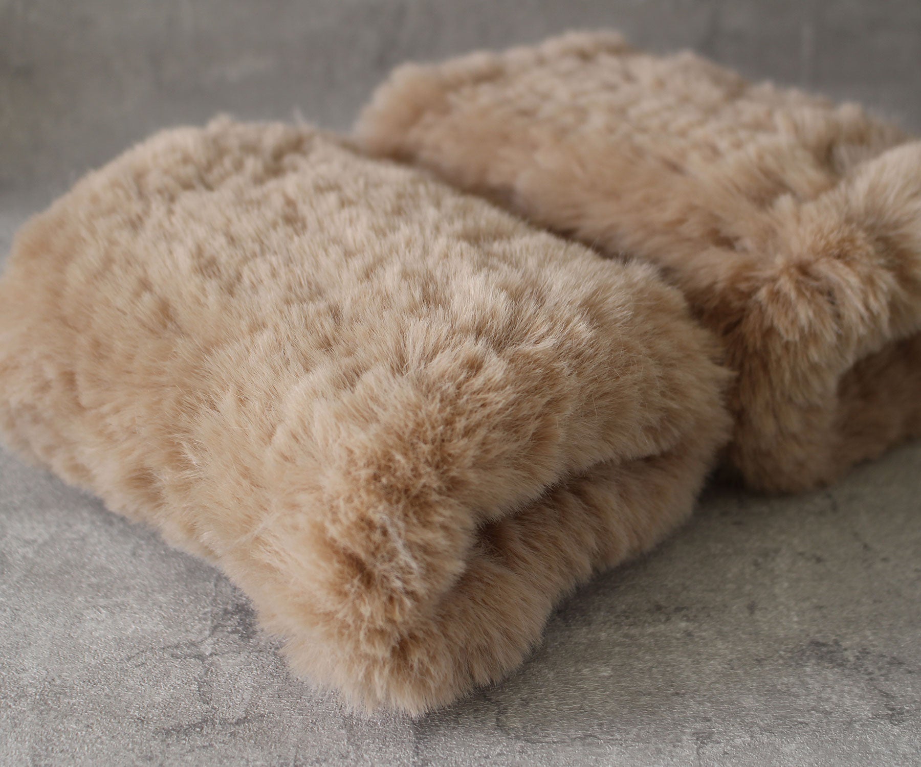 まるで本物のレッキスファーのような、しっとりとした手触りと上品な質感。