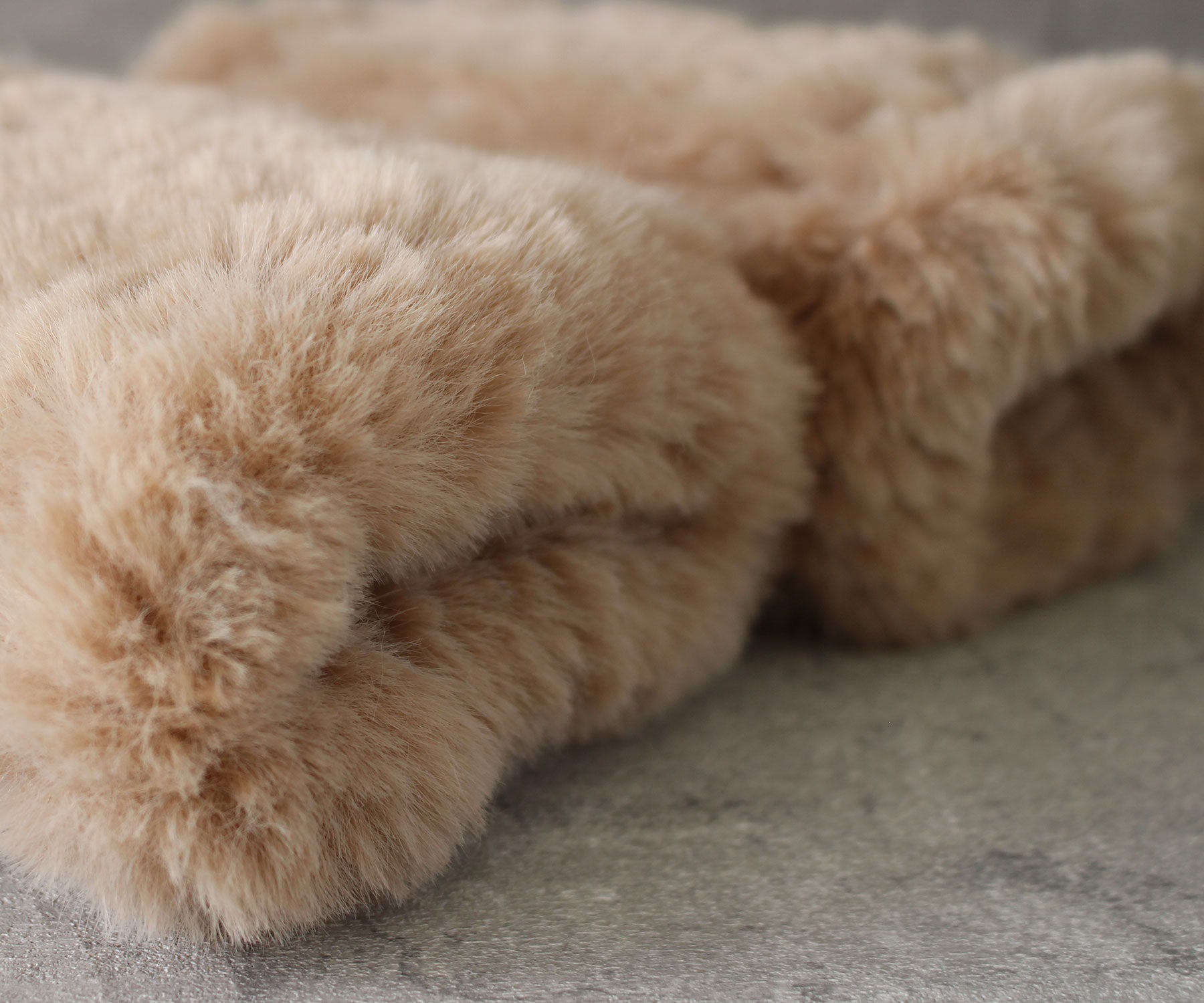 驚くほどリアルな質感を、気軽に楽しめるエコファーのレッグウォーマーです。