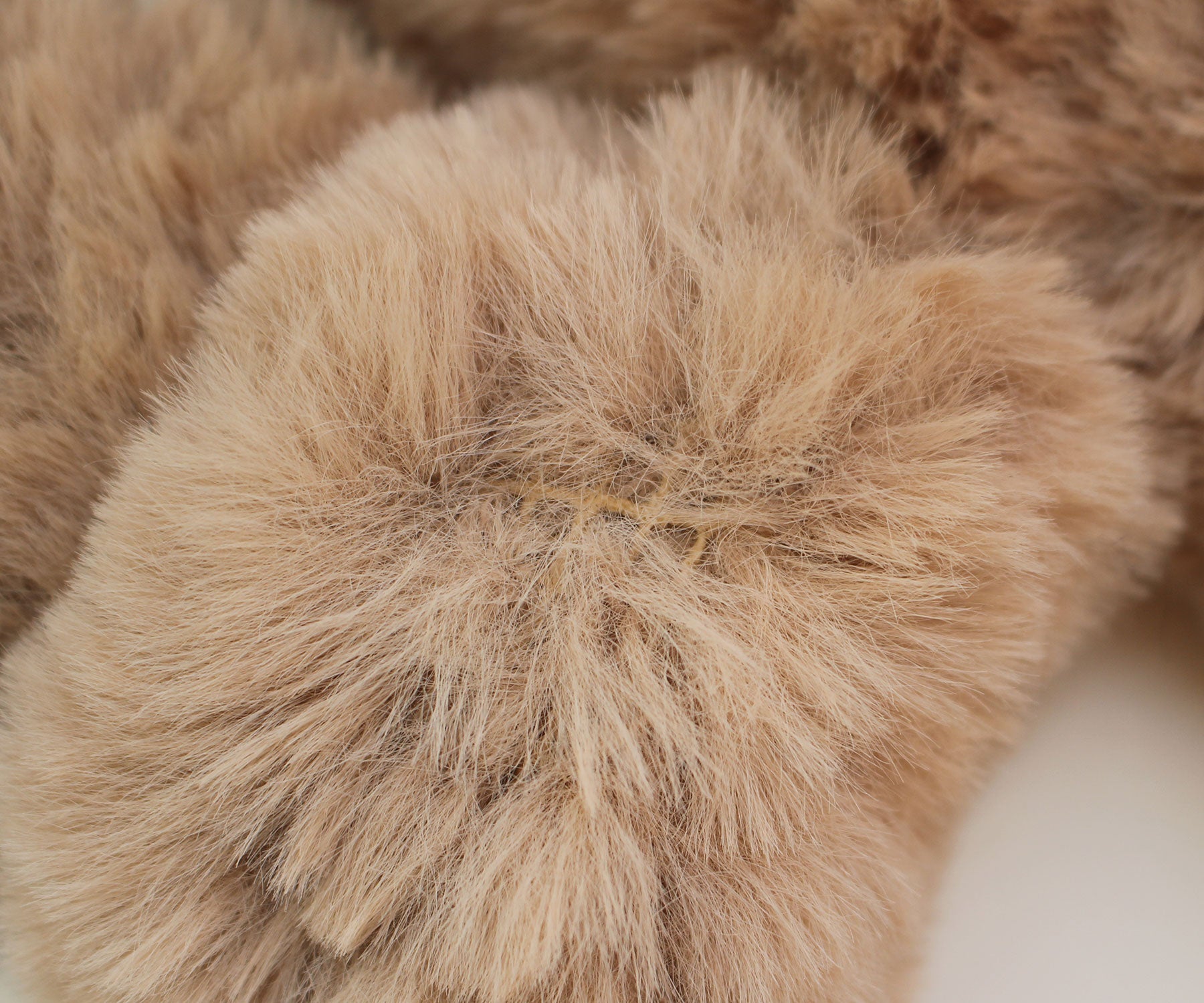 伸縮性のあるネットにエコファーを丁寧に編み込み、ふわっと立ち上がる毛並みを実現。