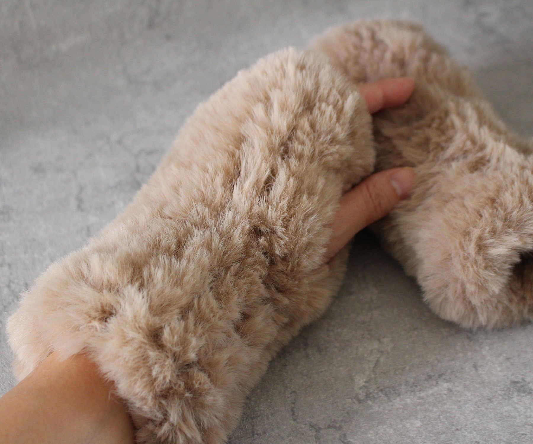 親指ホール付きで、ずれにくく使いやすいのもポイント。冷えやすい指先まわりを、やさしくあたためてくれます。