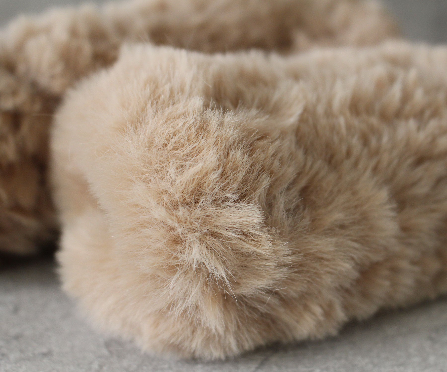 まるで本物のレッキスファーのような、柔らかく上質な触り心地。