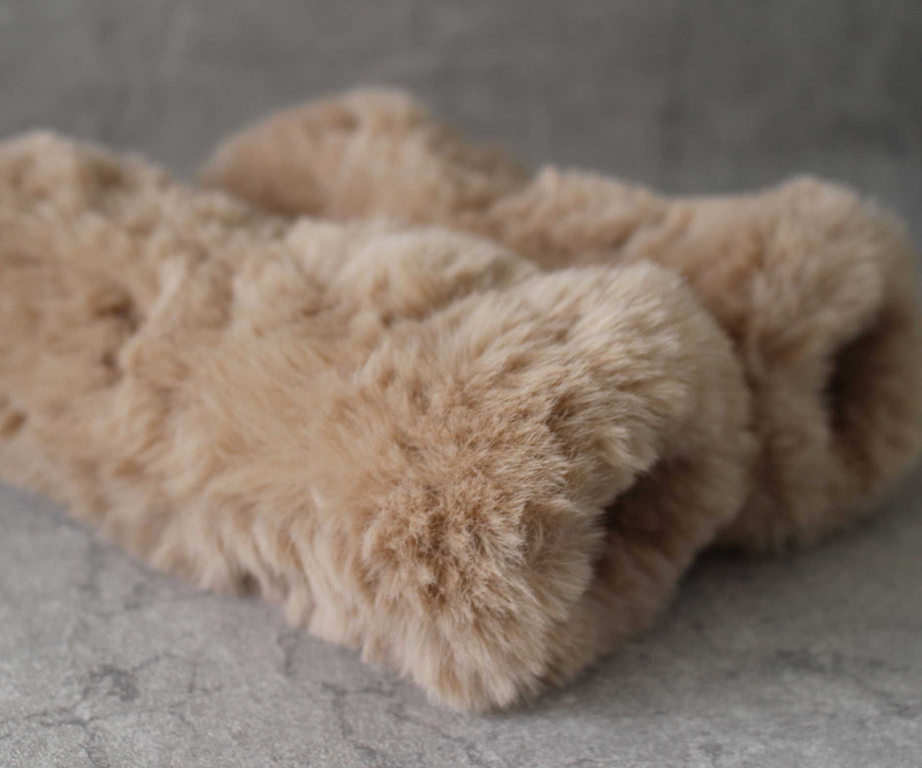 驚くほどリアルな質感を、気軽に楽しめるエコファーのアームウォーマーです。