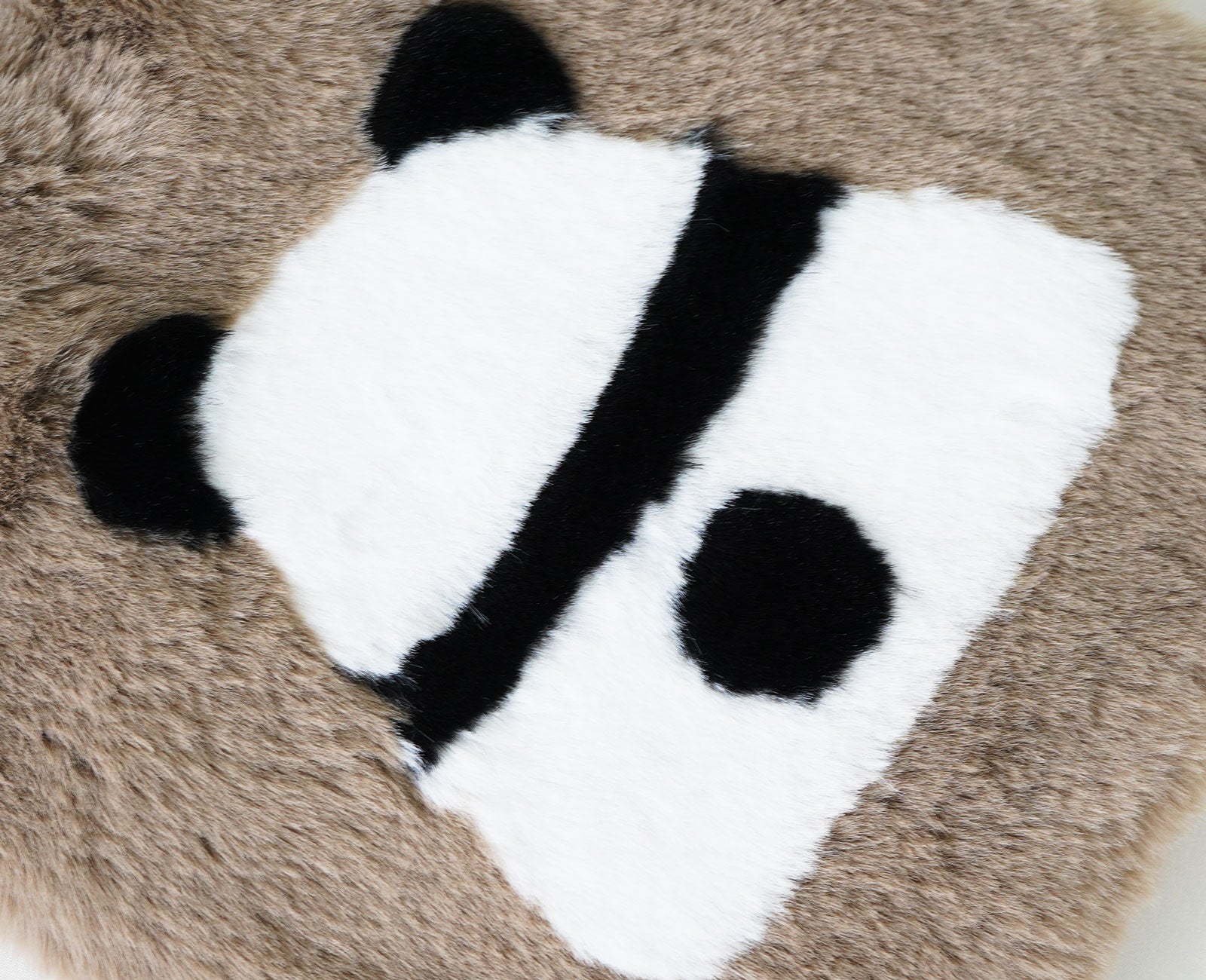 見ているだけでほっこり、ふわふわ素材のパンダトート