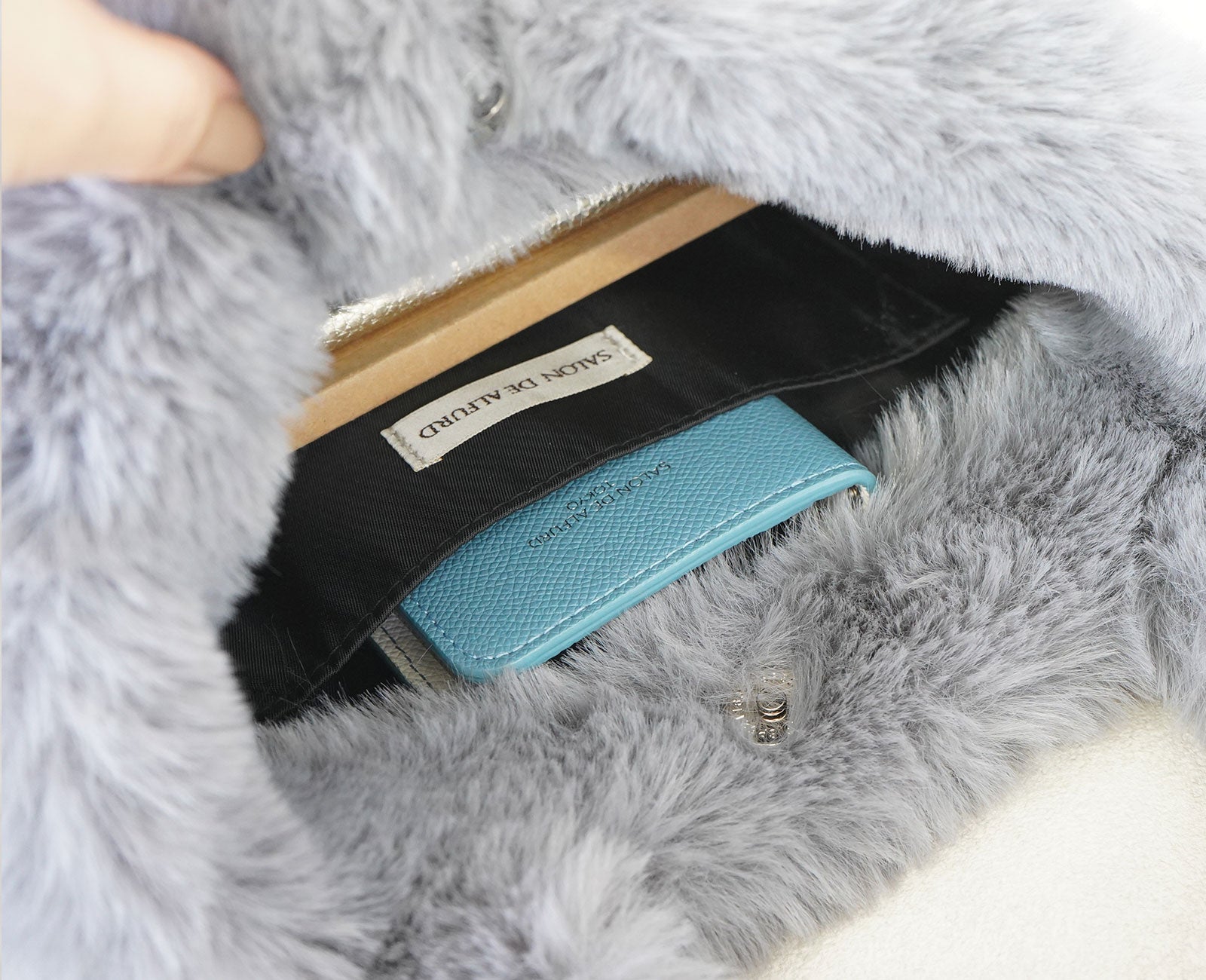 内ポケット付きで使い勝手も抜群　スマホやキーケースもすっぽり入る、しっかり丈夫なつくりです