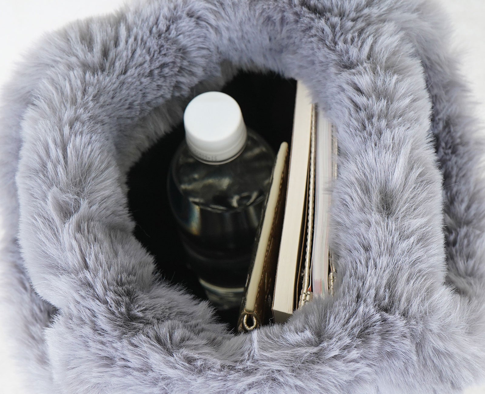 B5ノートもすっきり収まるちょうどいいサイズ