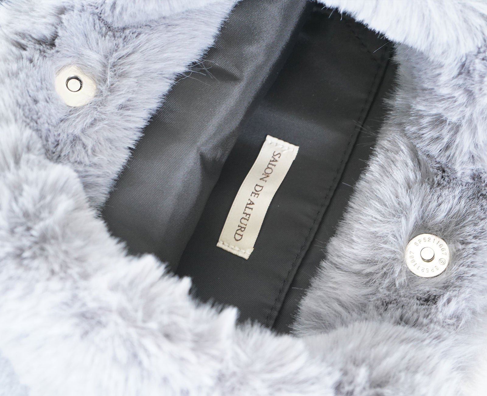 マグネット式ボタンで開け閉めもスムーズ