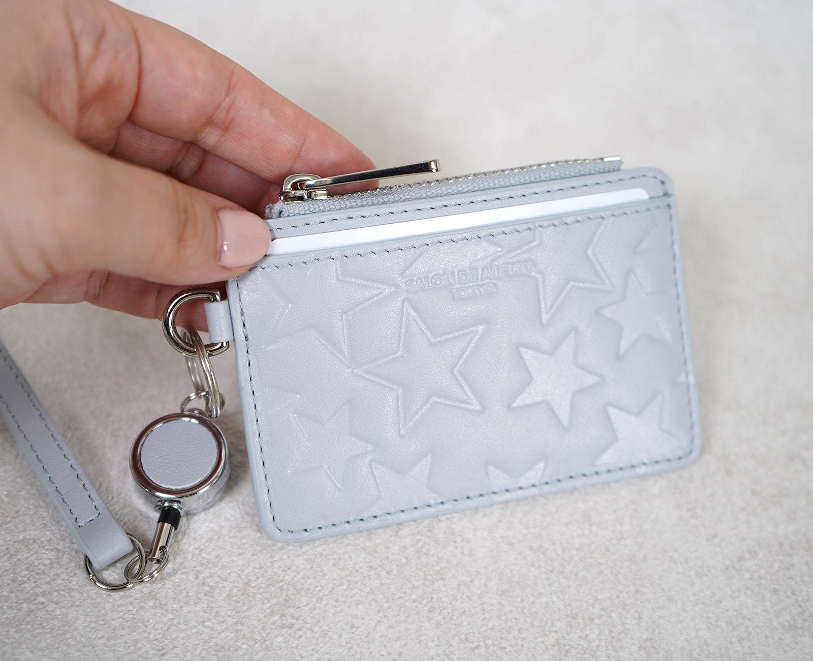 会員証や診察券、カードキーなど、さまざまなシーンで使えるポケット付きです。