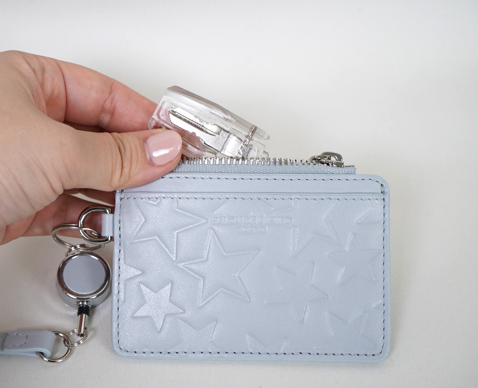 大切な鍵やイヤリングなど、小物を入れておくのに便利でちょうどいいサイズです。