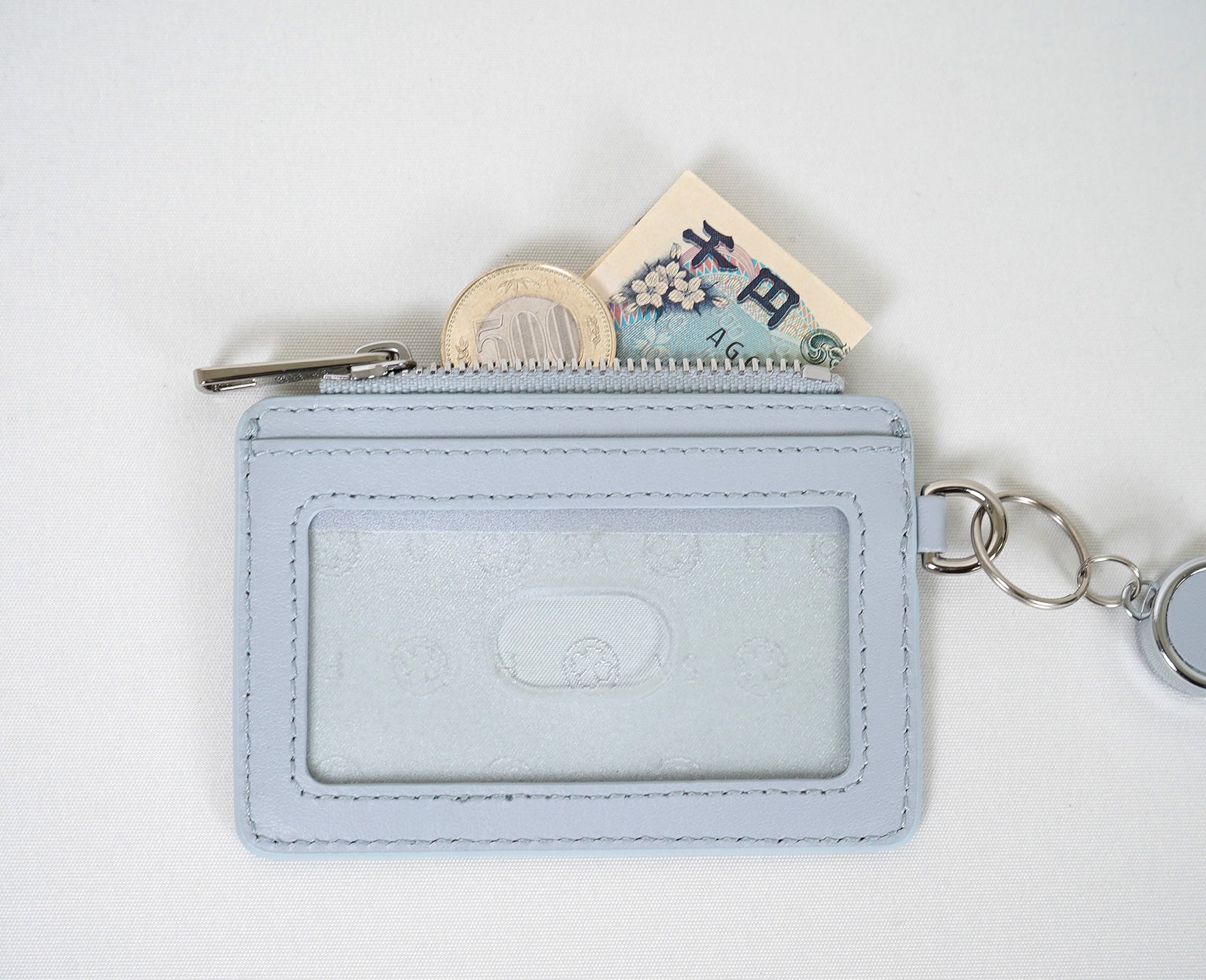 いざという時に安心。4つ折りのお札と小銭が収まる程よいサイズです。