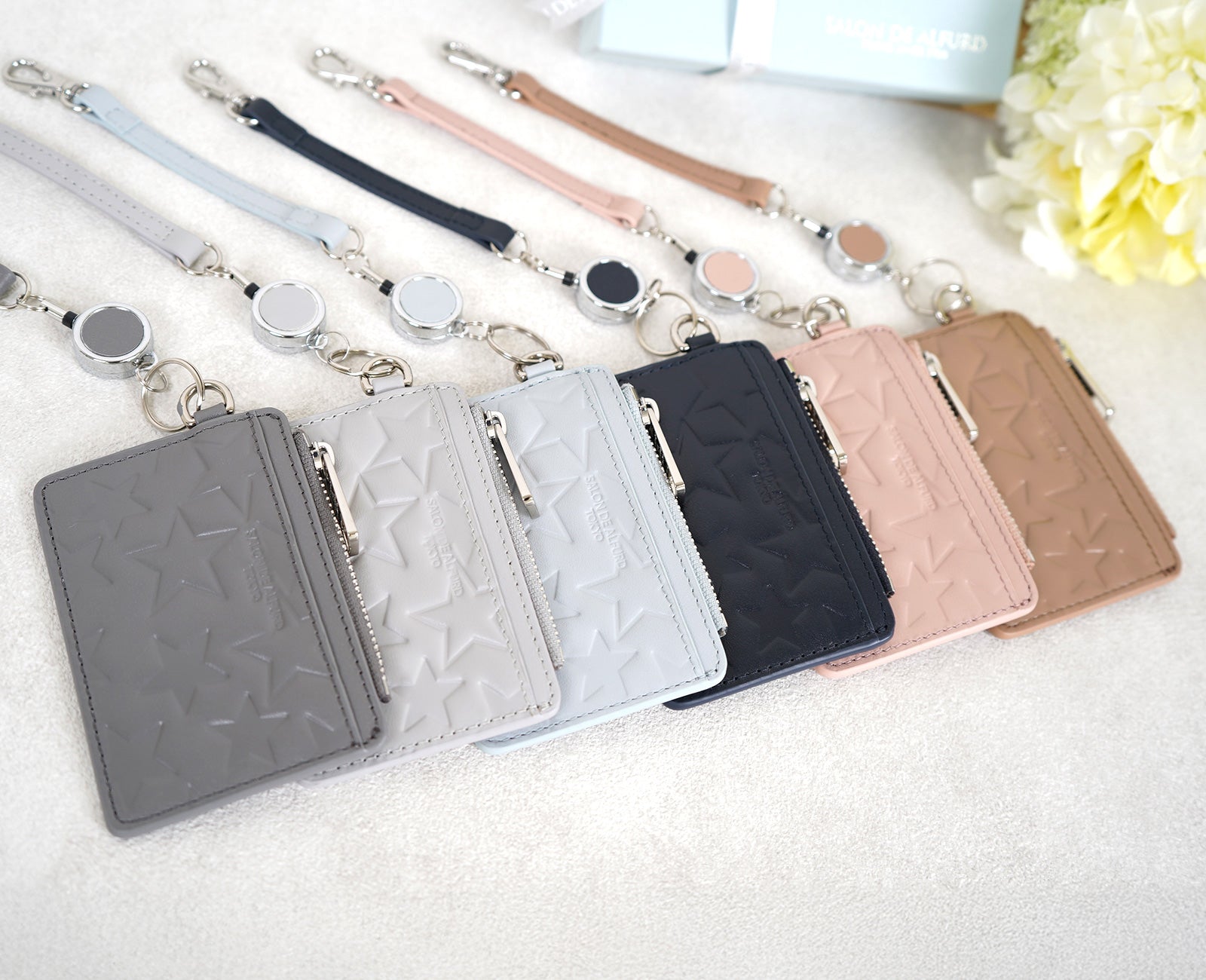 上質な素材感を、装いに合わせて選べる全6色でご用意しました。