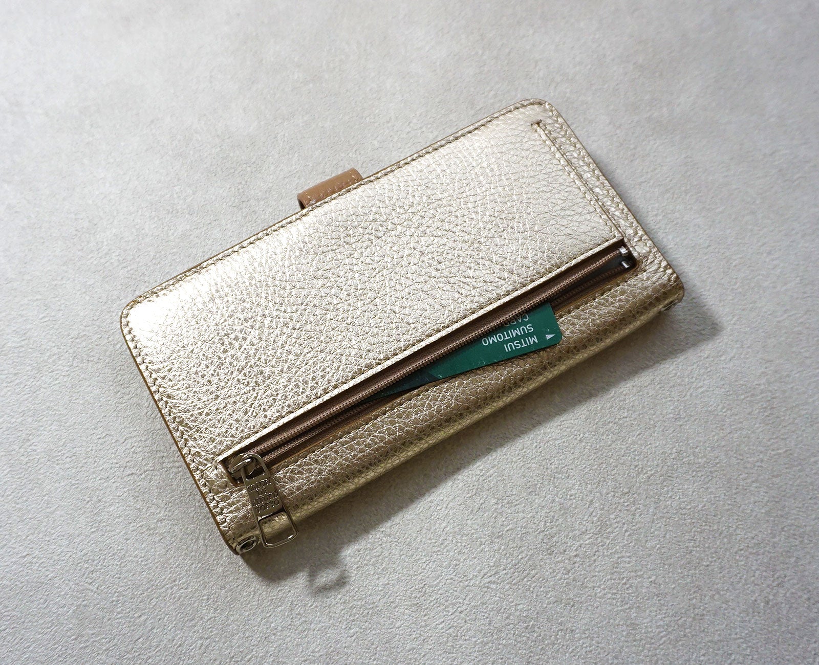 ファスナー付きポケットには、クレジットカードやICカードなど、カード類の収納が可能です