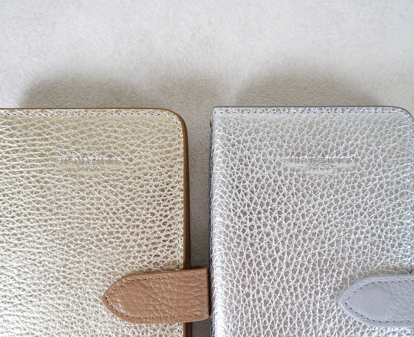 表面には、さりげなくロゴの箔押しを施しました