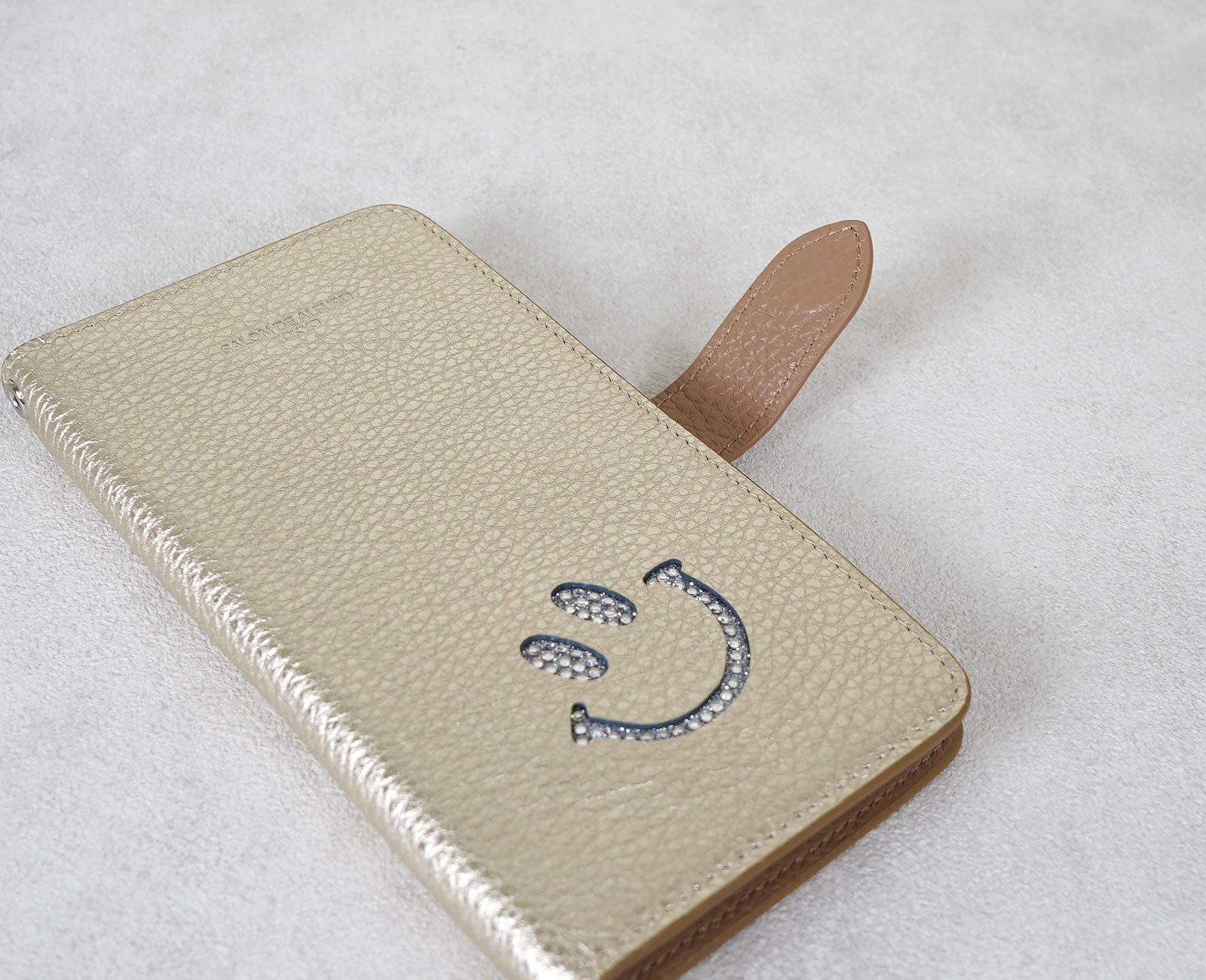 ベルト部分はマグネット仕様。サッと開け閉めでき、忙しい時もスマートに使えます