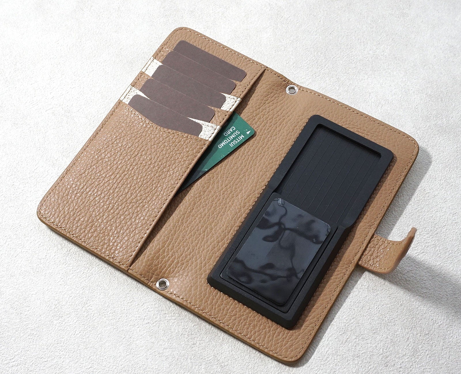 カードポケット5箇所＆大きめポケット1箇所。V字設計でカードが取り出しやすく、ポイントカードやICカード、レシートもすっきり収納