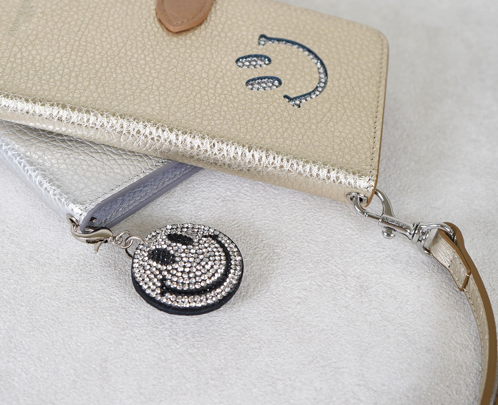 ホール付きで、別売のショルダーやチャームの取り付けが可能です