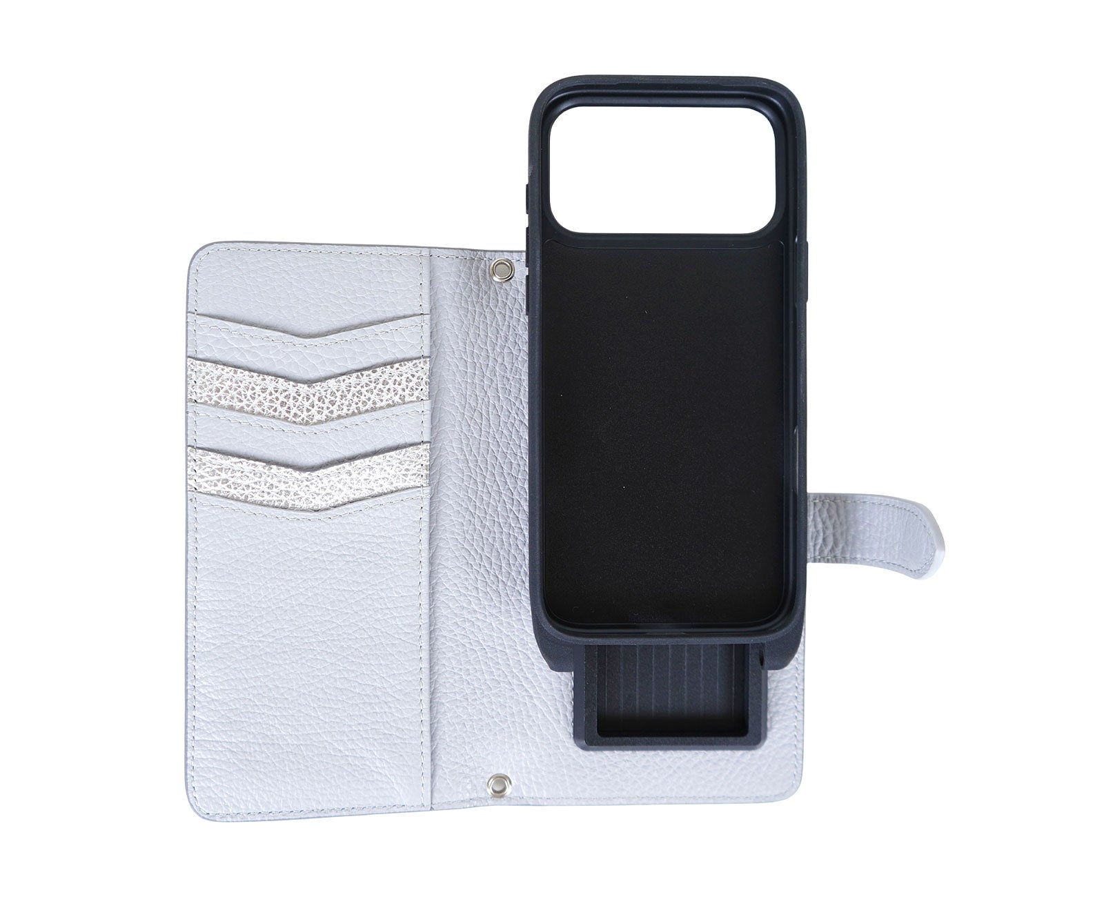 スマホケース裏面にカメラホールはありません。カメラ使用時は、スマホ本体を上へスライドして使用します