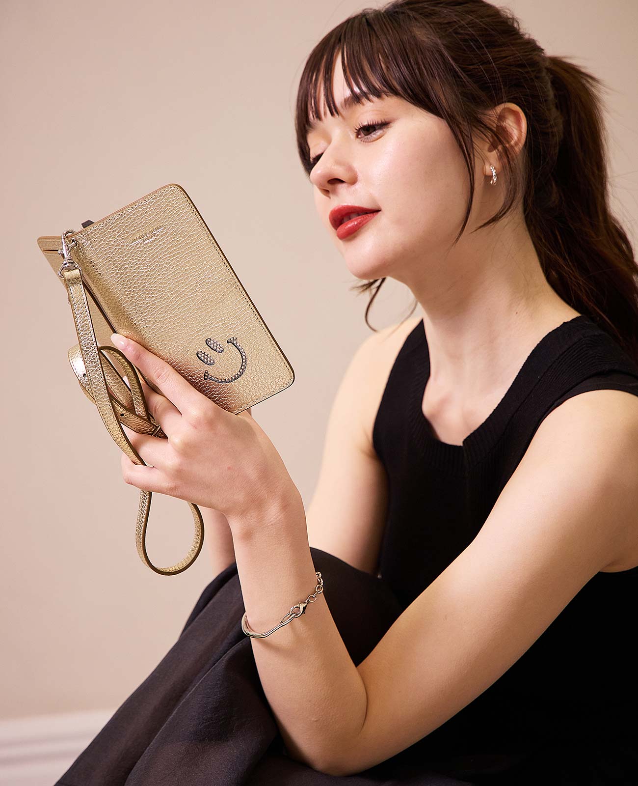 モデル着用カラー：ゴールド ※ショルダーは別売です