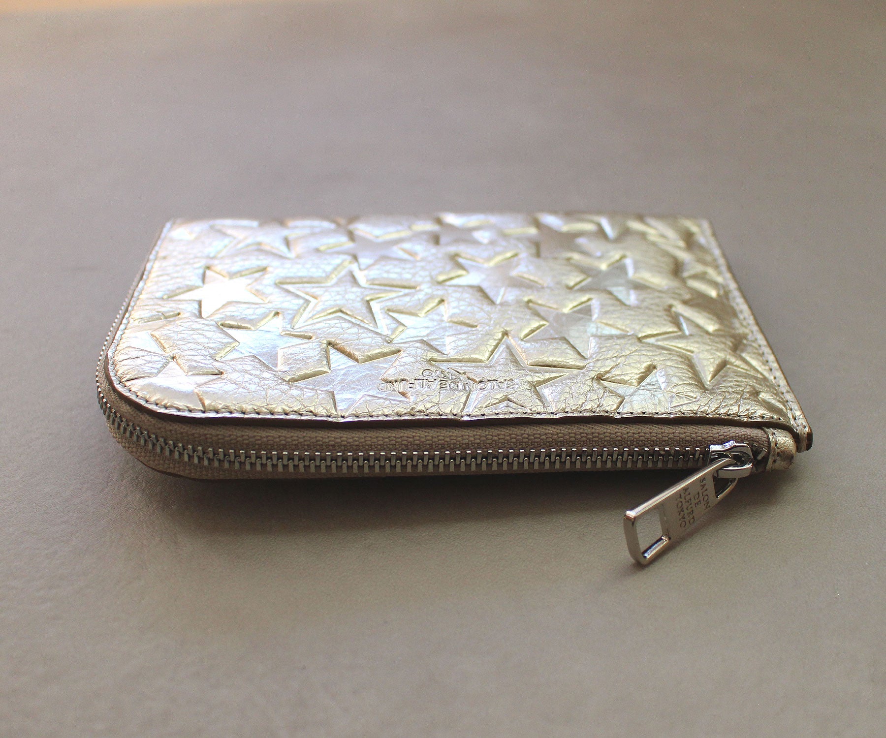 無駄を削ぎ落としたスリム設計と、しなやかな使い心地。