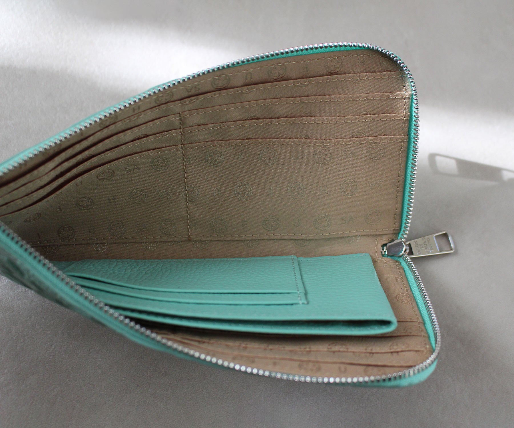 四つ葉のクローバーをさりげなく散りばめた、幸運を感じるオリジナル裏地。