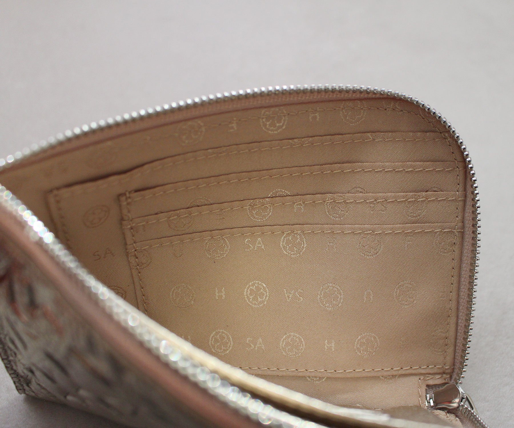 四つ葉のクローバーをさりげなく散りばめた、幸運を感じるオリジナル裏地。