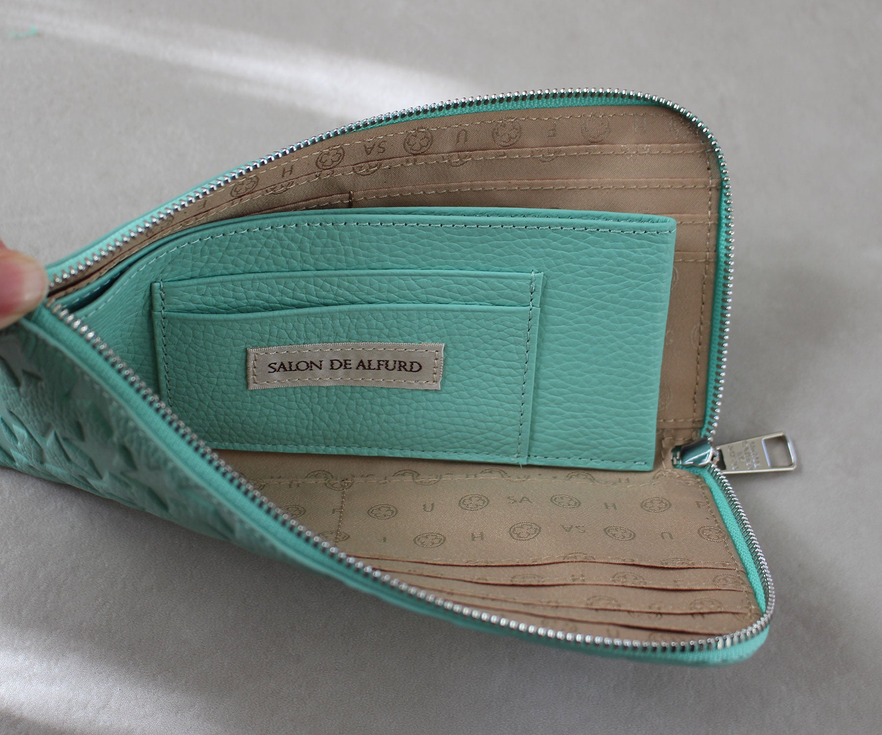 中央のコインケース両側に、使用頻度の高いカードを収められるカードポケットを配置。