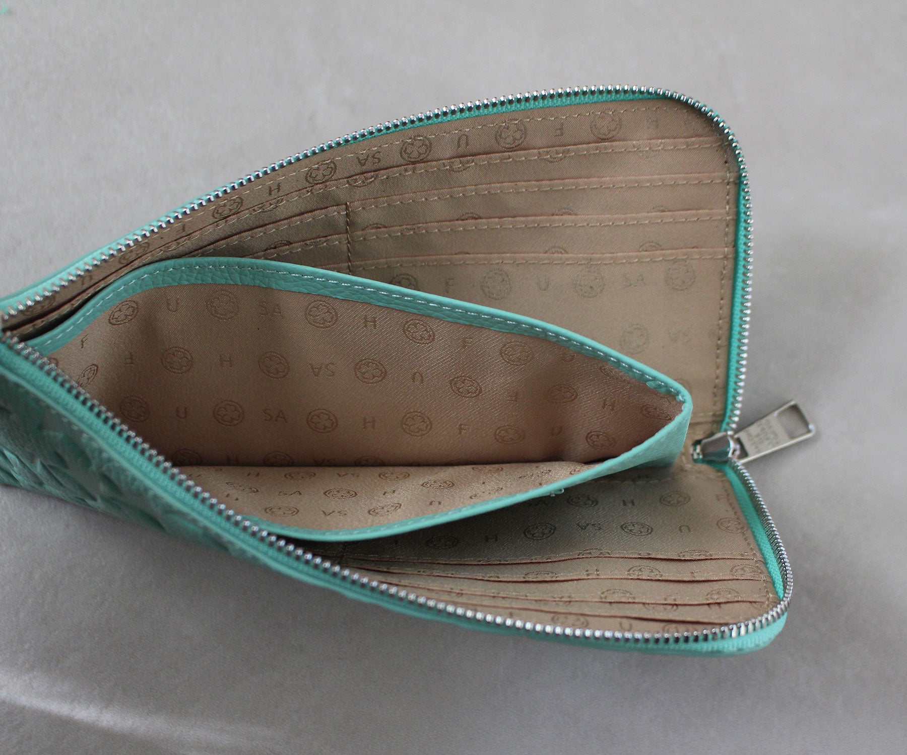 あえてファスナーを省くことで、軽やかさと快適な使い心地を叶えたコインケース。