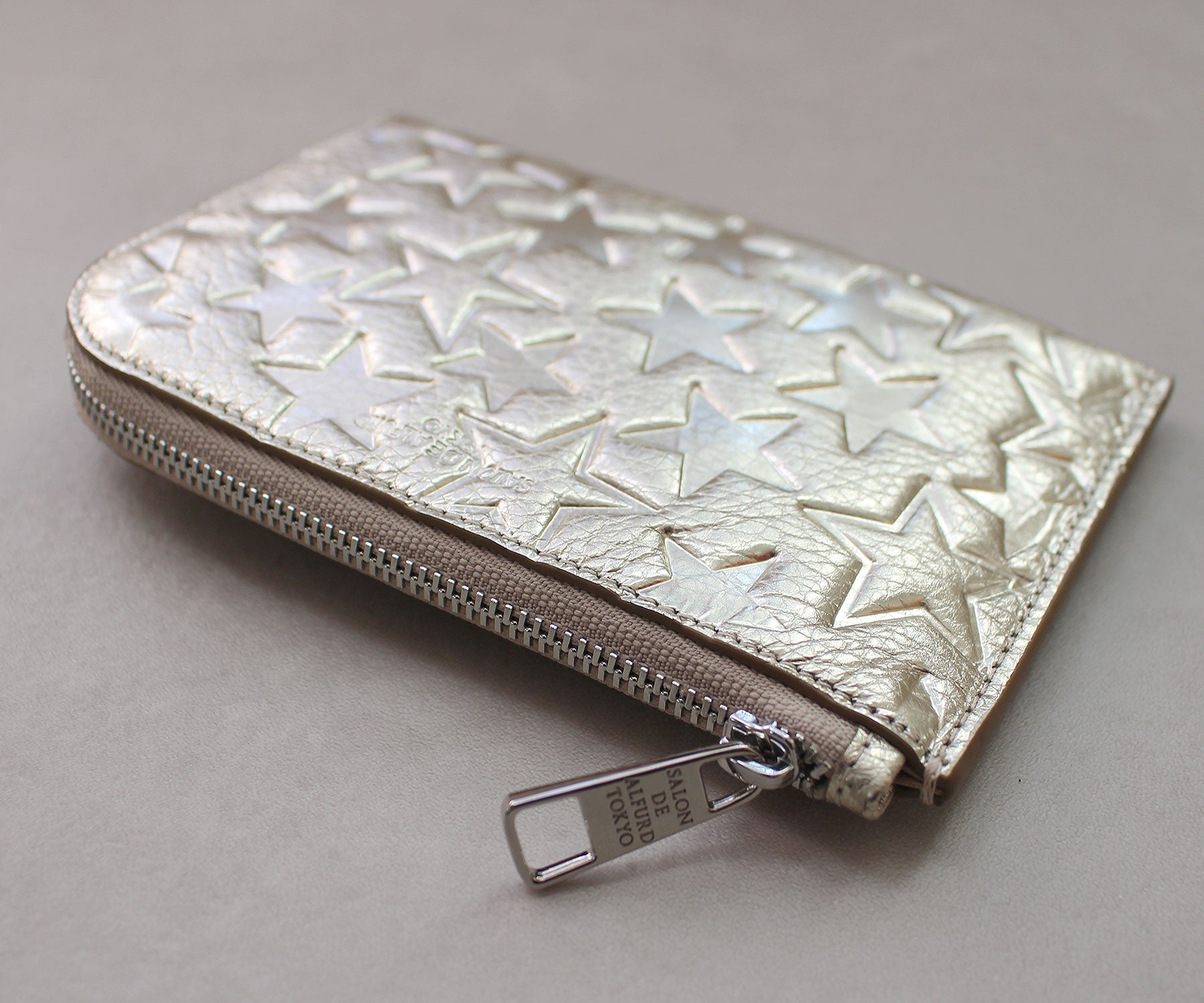 スリムに仕立てながら、しなやかな質感が使い心地の良さを際立たせます。