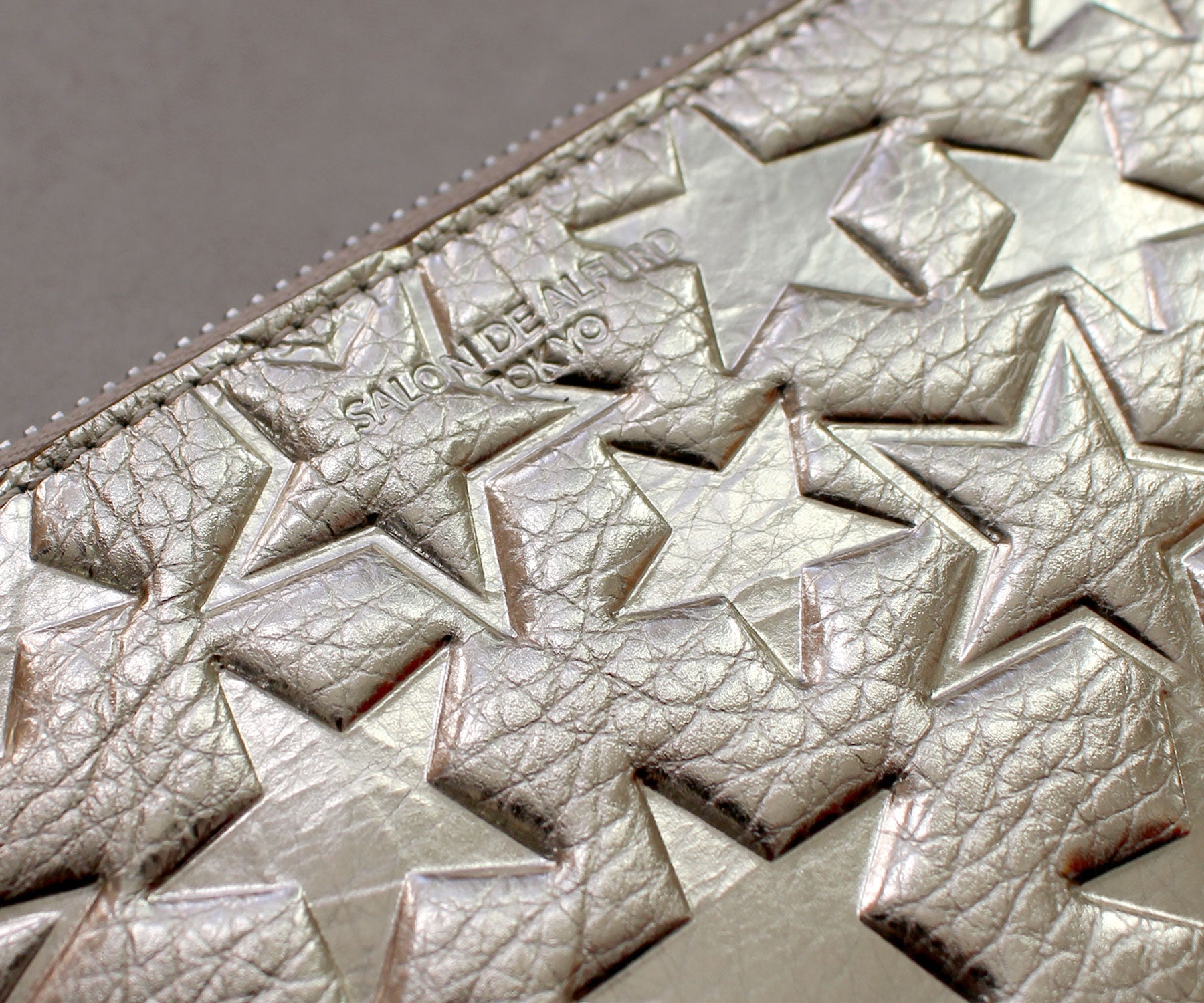 他では出会えないような、美しく浮かび上がるスターの型押し。