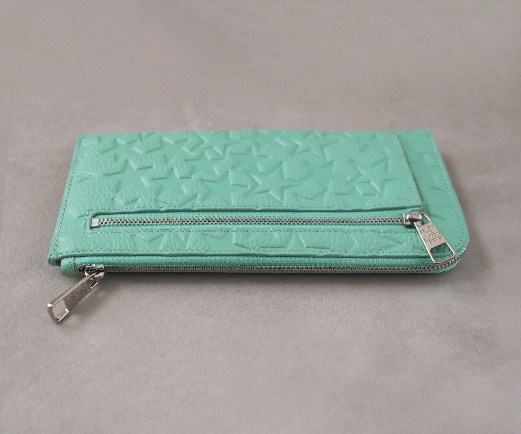 無駄を削ぎ落としたスリム設計と、しなやかな使い心地。