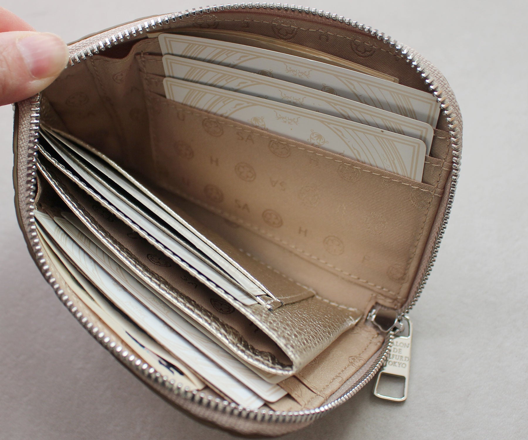 財布を開いた瞬間、全体がぱっと見渡せる視認性の高い設計です。