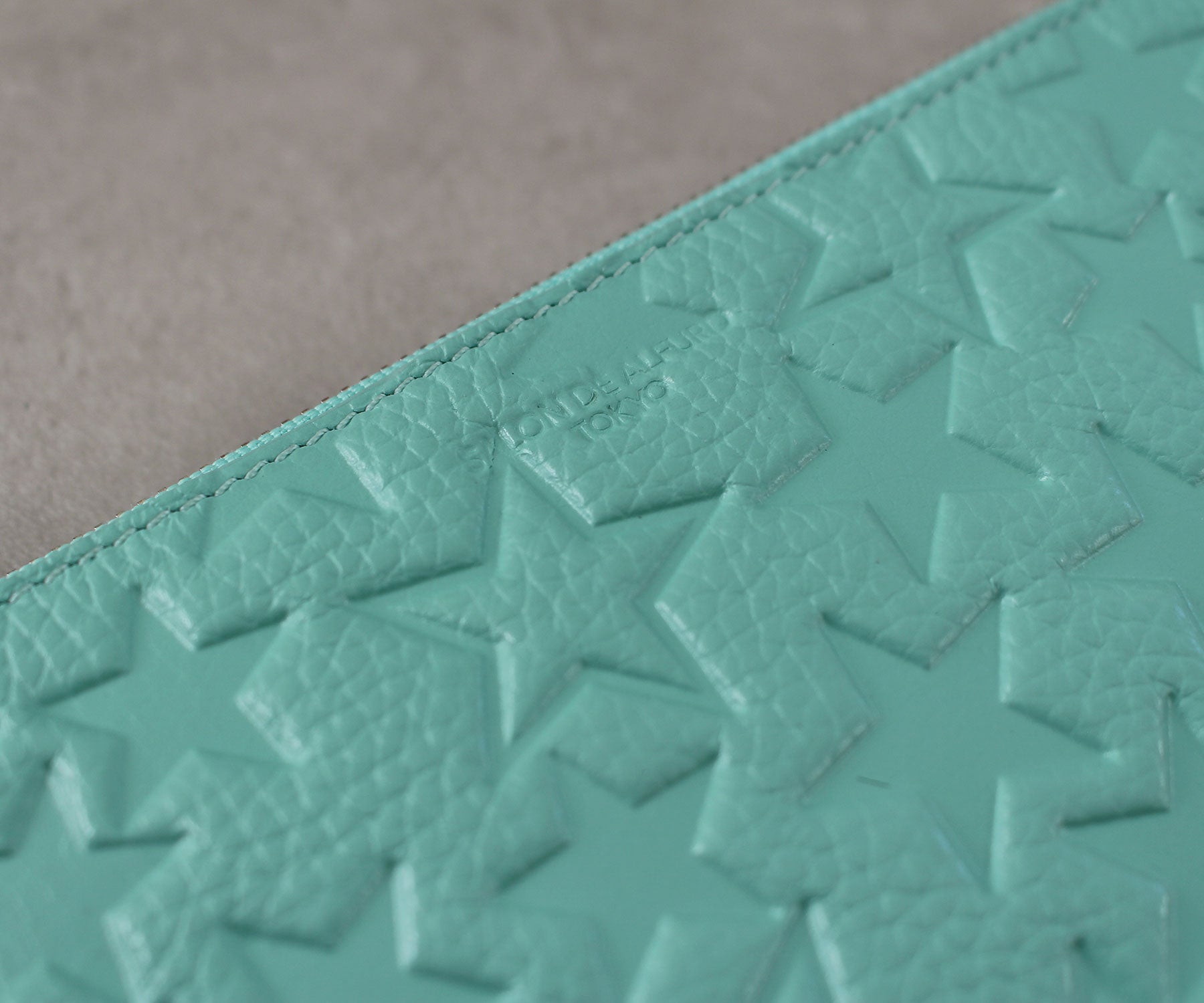 他では出会えないような、美しく浮かび上がるスターの型押し。