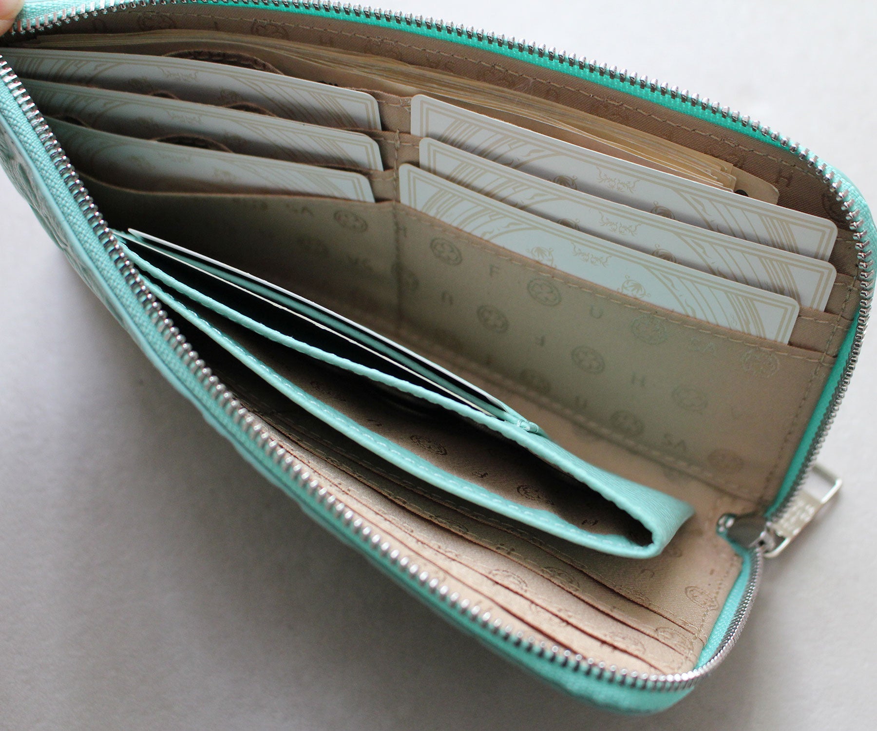 財布を開いた瞬間、全体がぱっと見渡せる視認性の高い設計です。