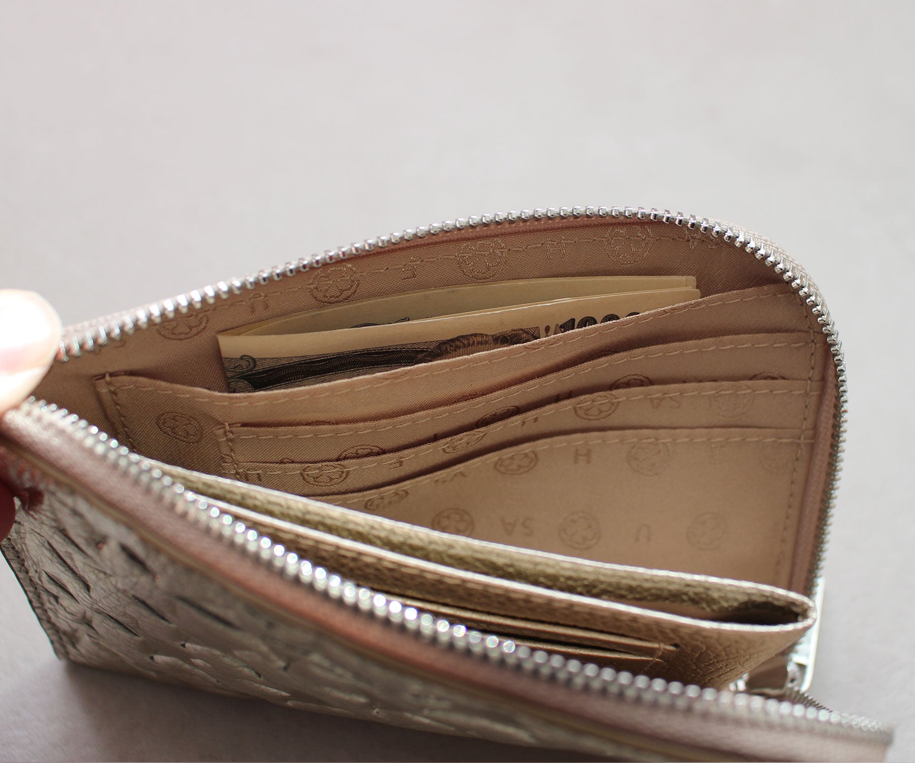 財布の両サイドには、二つ折りにしたお札を美しく収納できるオープンポケットを配置。