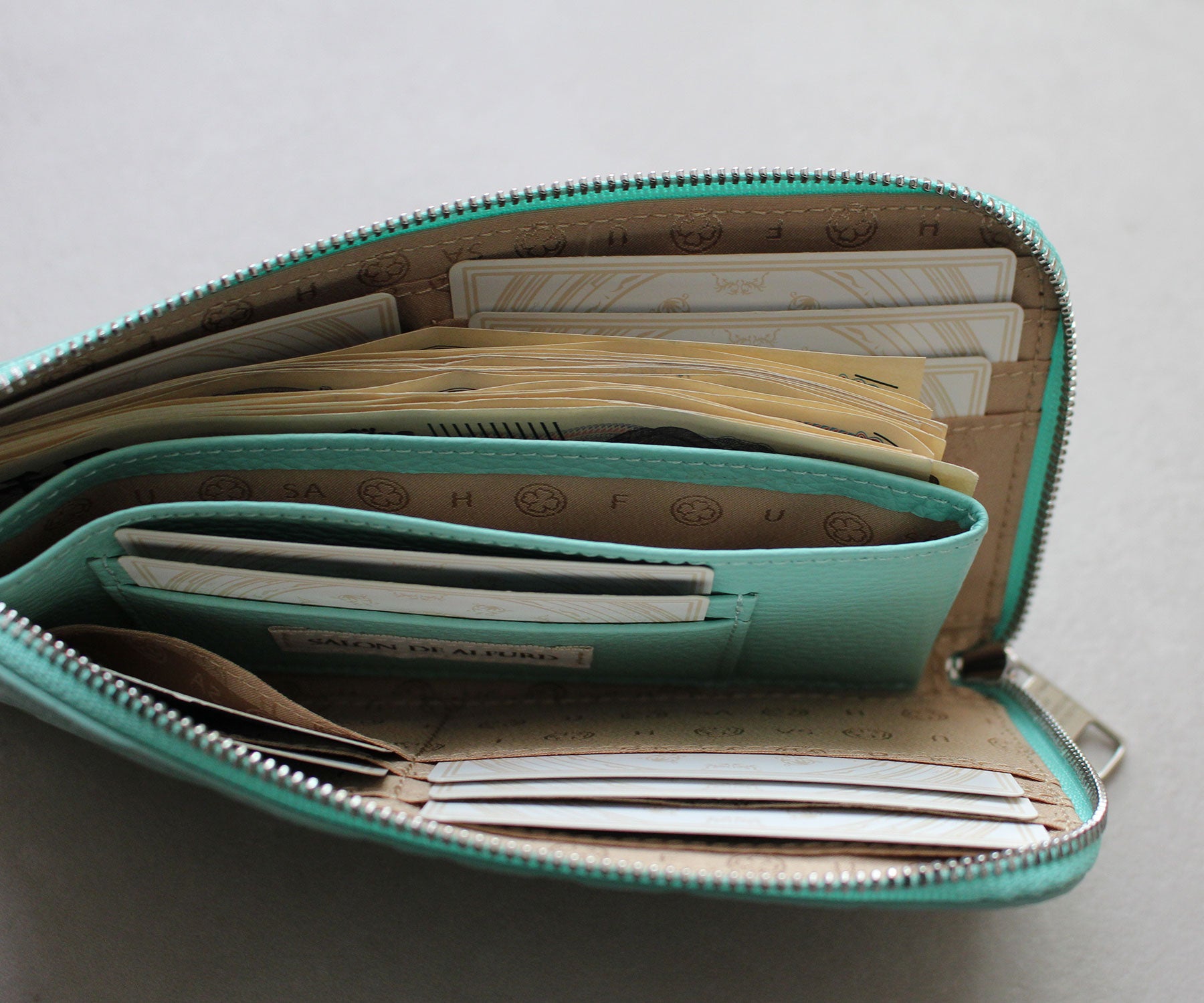 コインケースの両脇にお札を入れるスタイルもできます。