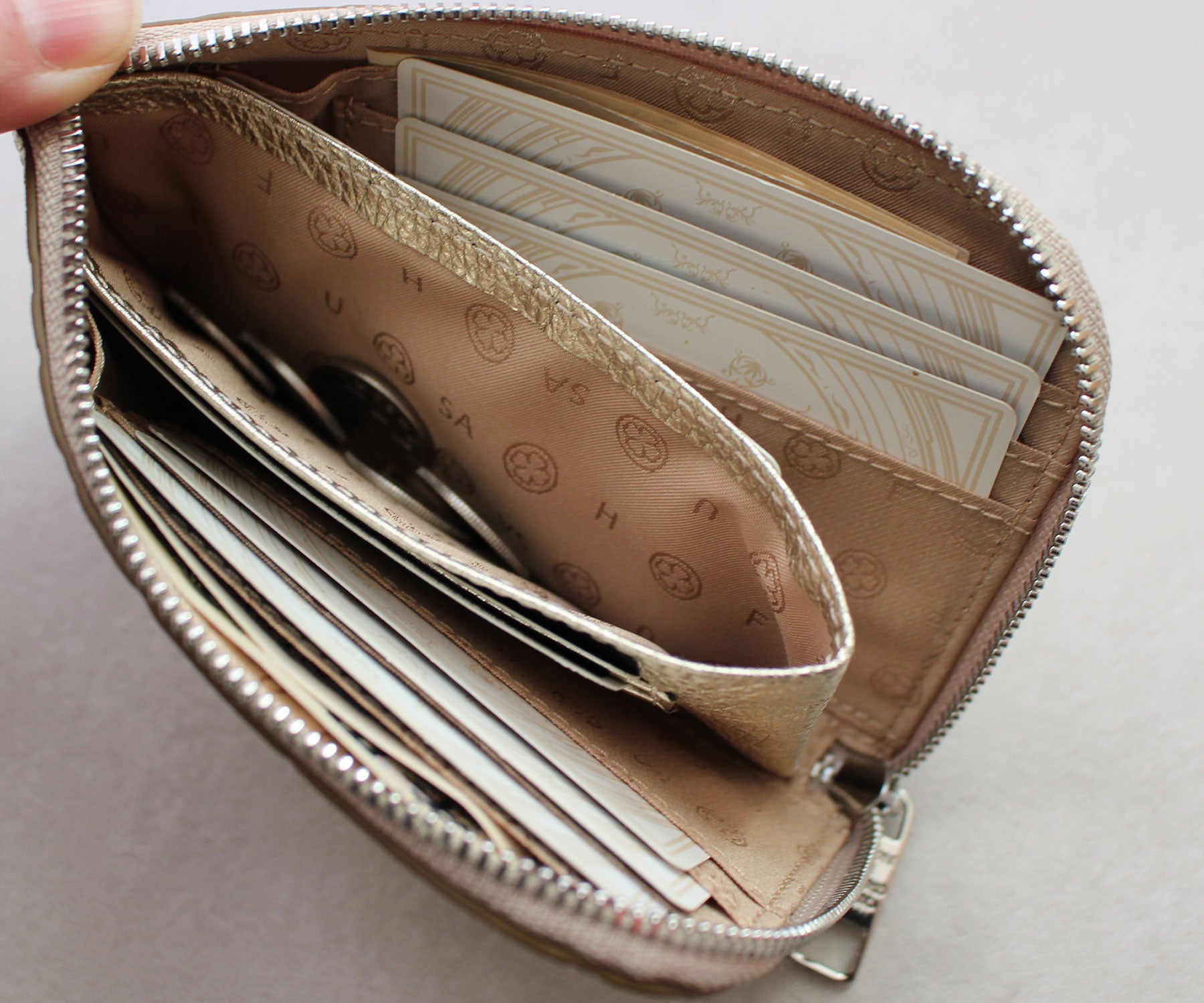 あえてファスナーを省くことで、軽やかさと快適な使い心地を叶えたコインケース。