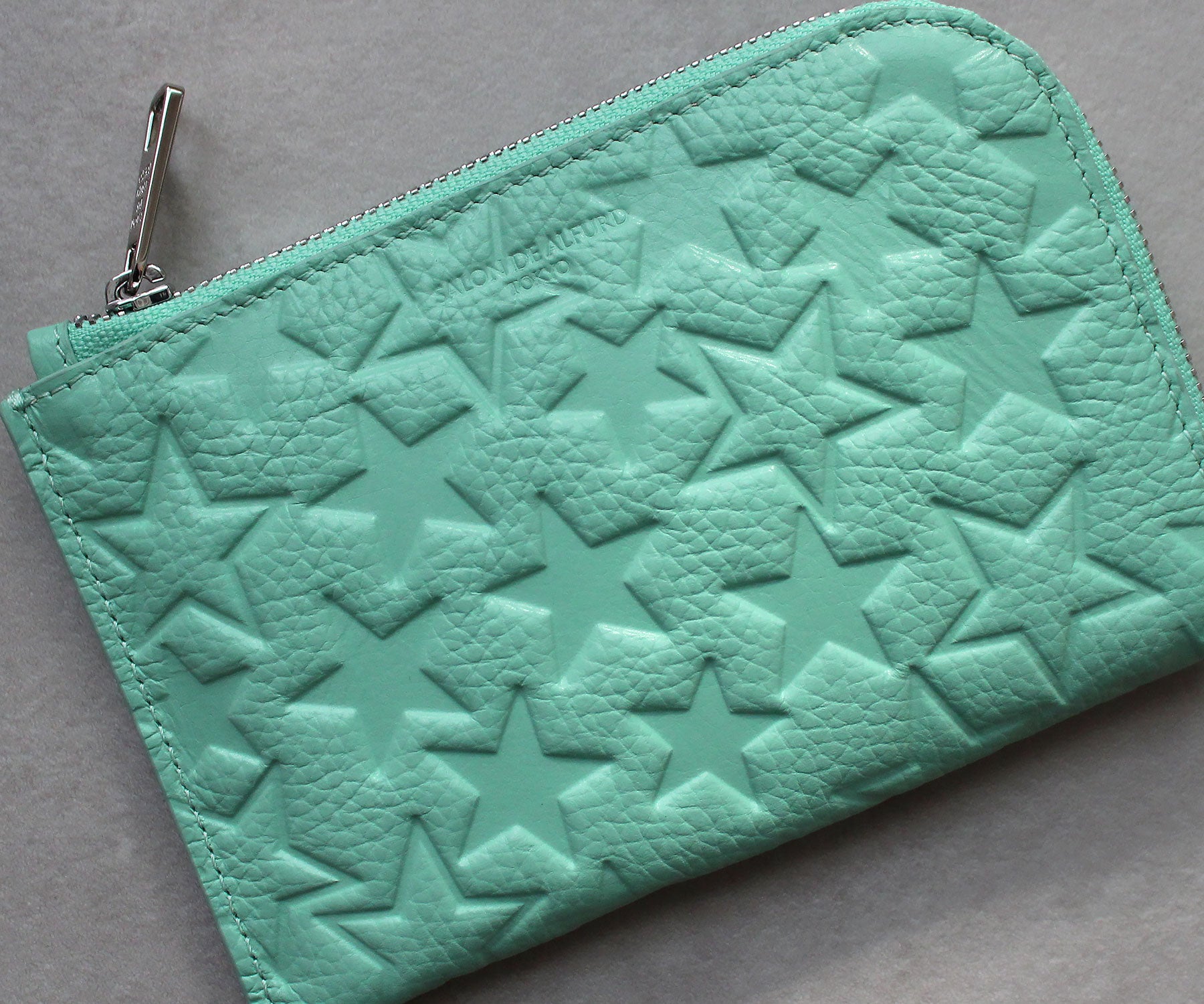 ティールグリーンは、角度によって程よい放つ艶を持ちつつ、手にしっくり馴染むマットな質感が魅力です。